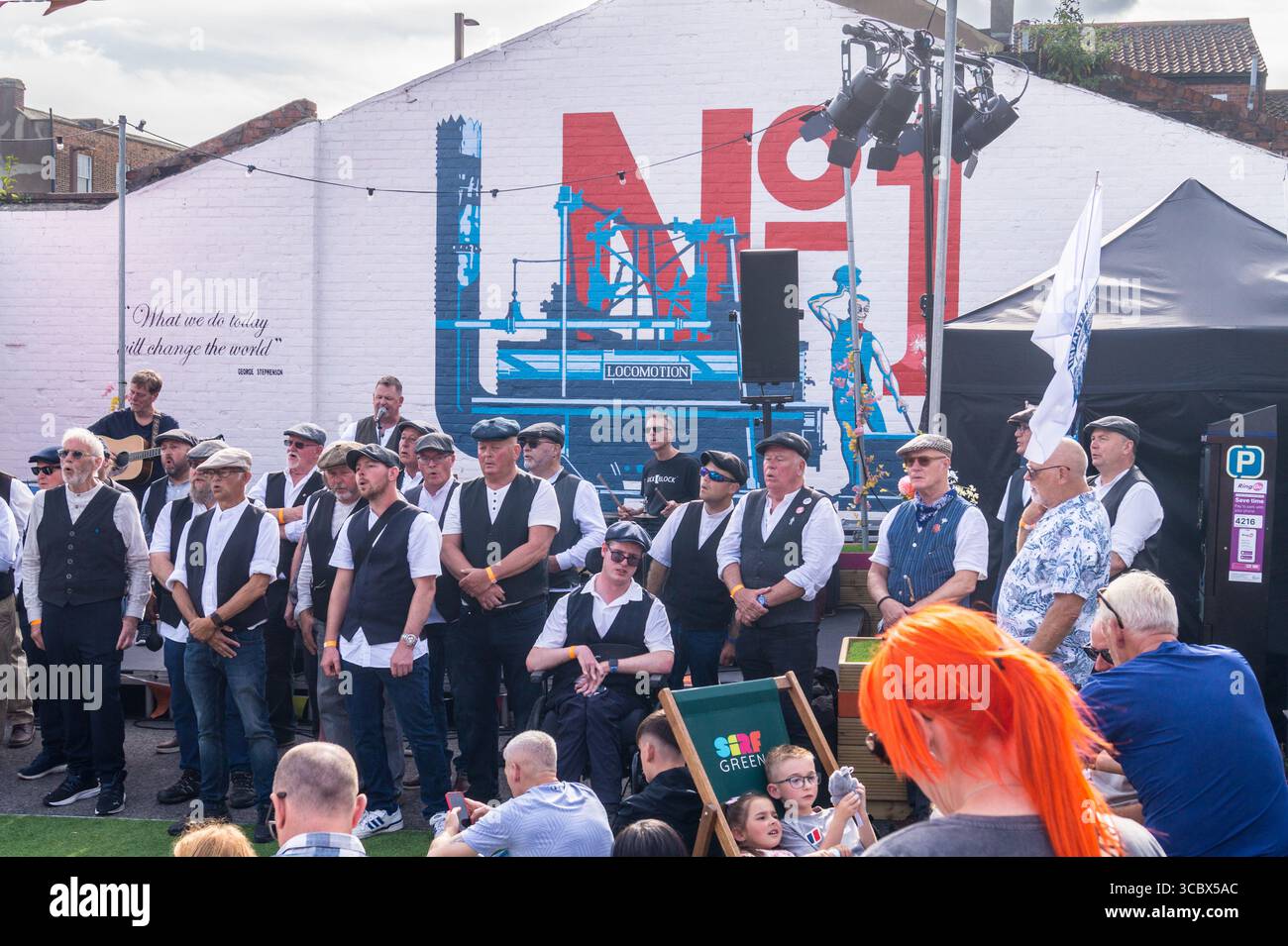 Coro di voce maschile di 'Infant Hercules', che si esibisce al Stockton International Riverside Festival, Stockton-on-Tees, County Durham, Inghilterra Foto Stock