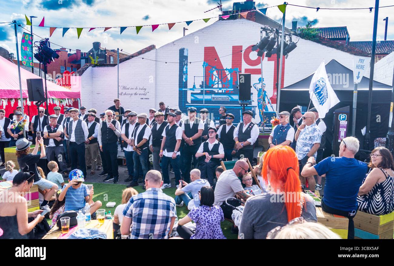Coro di voce maschile di 'Infant Hercules', che si esibisce al Stockton International Riverside Festival, Stockton-on-Tees, County Durham, Inghilterra Foto Stock