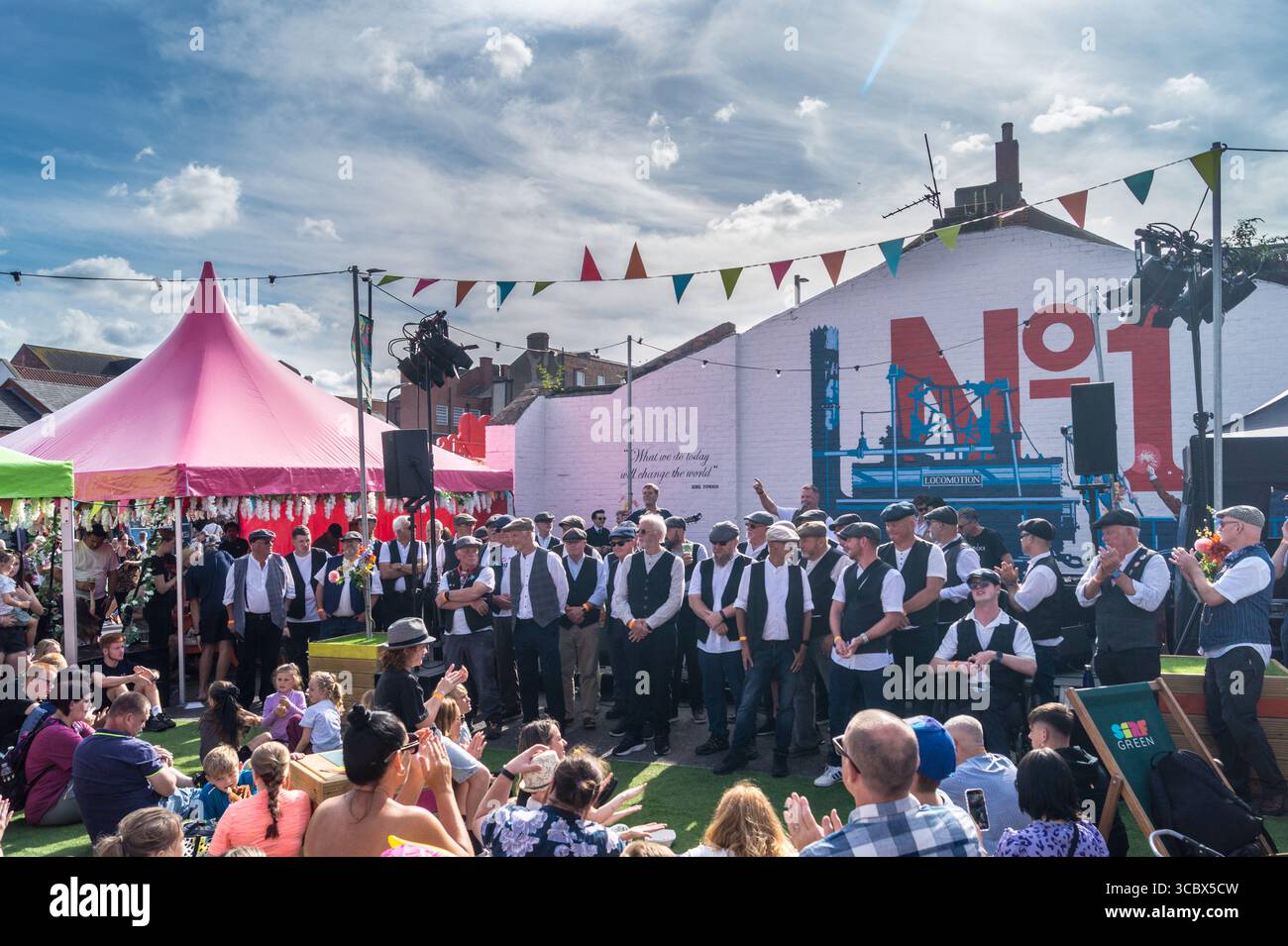 Coro di voce maschile di 'Infant Hercules', che si esibisce al Stockton International Riverside Festival, Stockton-on-Tees, County Durham, Inghilterra Foto Stock