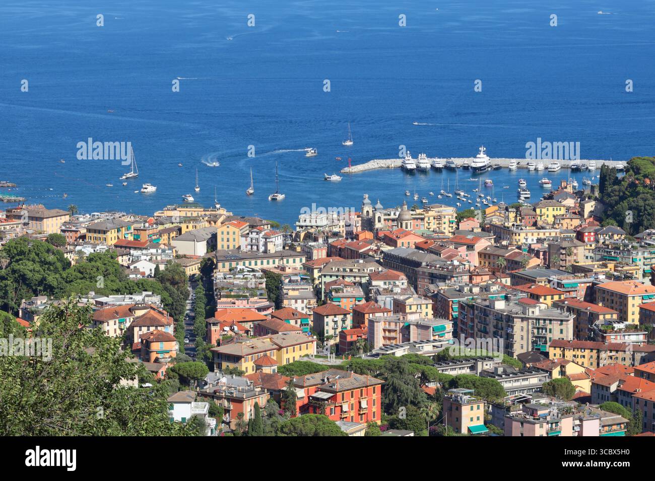 Camogli, Italia - 11 luglio 2025. Yacht, barche nella baia della Liguria. Mare e turismo in Italia. Edifici tradizionali. Sfondo per la progettazione. Foto Stock