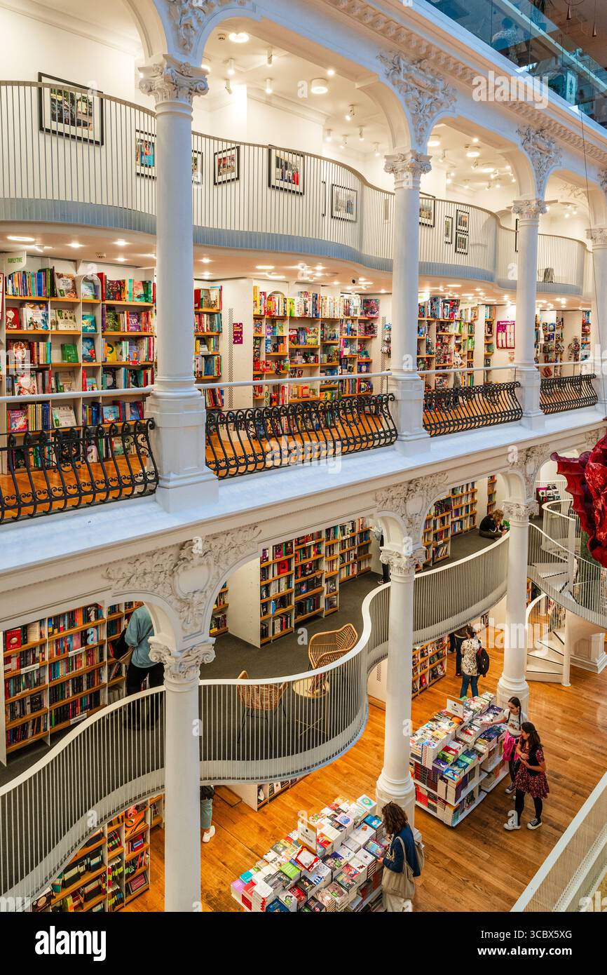 Bucarest, Romania - 11 maggio 2024: Libreria Carturesti Carusel, edificio in stile architettonico Art Nouveau e Neoclassico con elementi bizantini Foto Stock