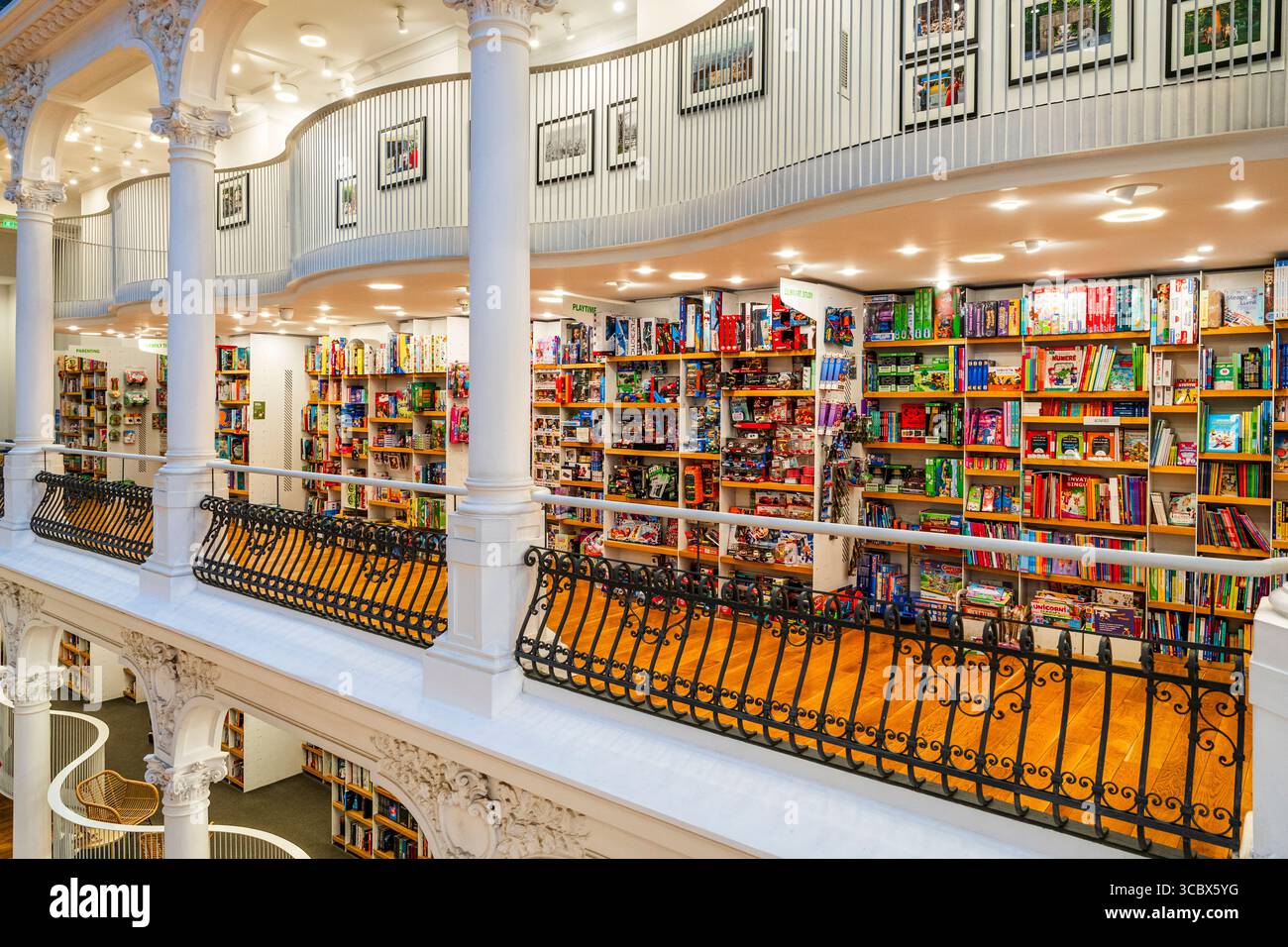 Bucarest, Romania - 11 maggio 2024: Libreria Carturesti Carusel, una miscela unica di stili architettonici Art Nouveau e Neoclassici, con elementi di Foto Stock
