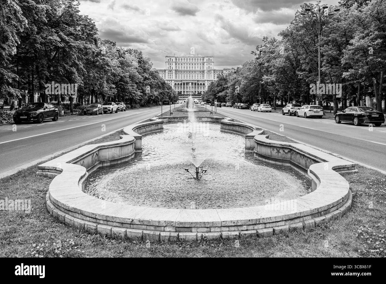 Bucarest, Romania: Union Avenue che conduce al Palazzo del Parlamento o Casa del popolo costruito durante il regime di Nicolae Ceausescu come seconda bu più grande Foto Stock