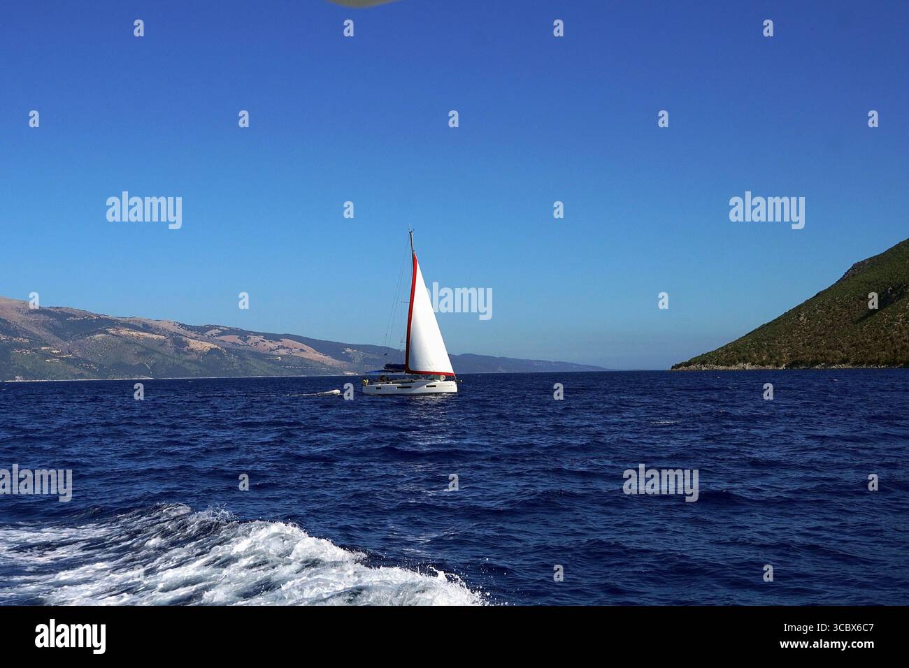 Una barca a vela nel mare tra le isole di Cefalonia e Itaca, nel Mar Ionio in Grecia Foto Stock