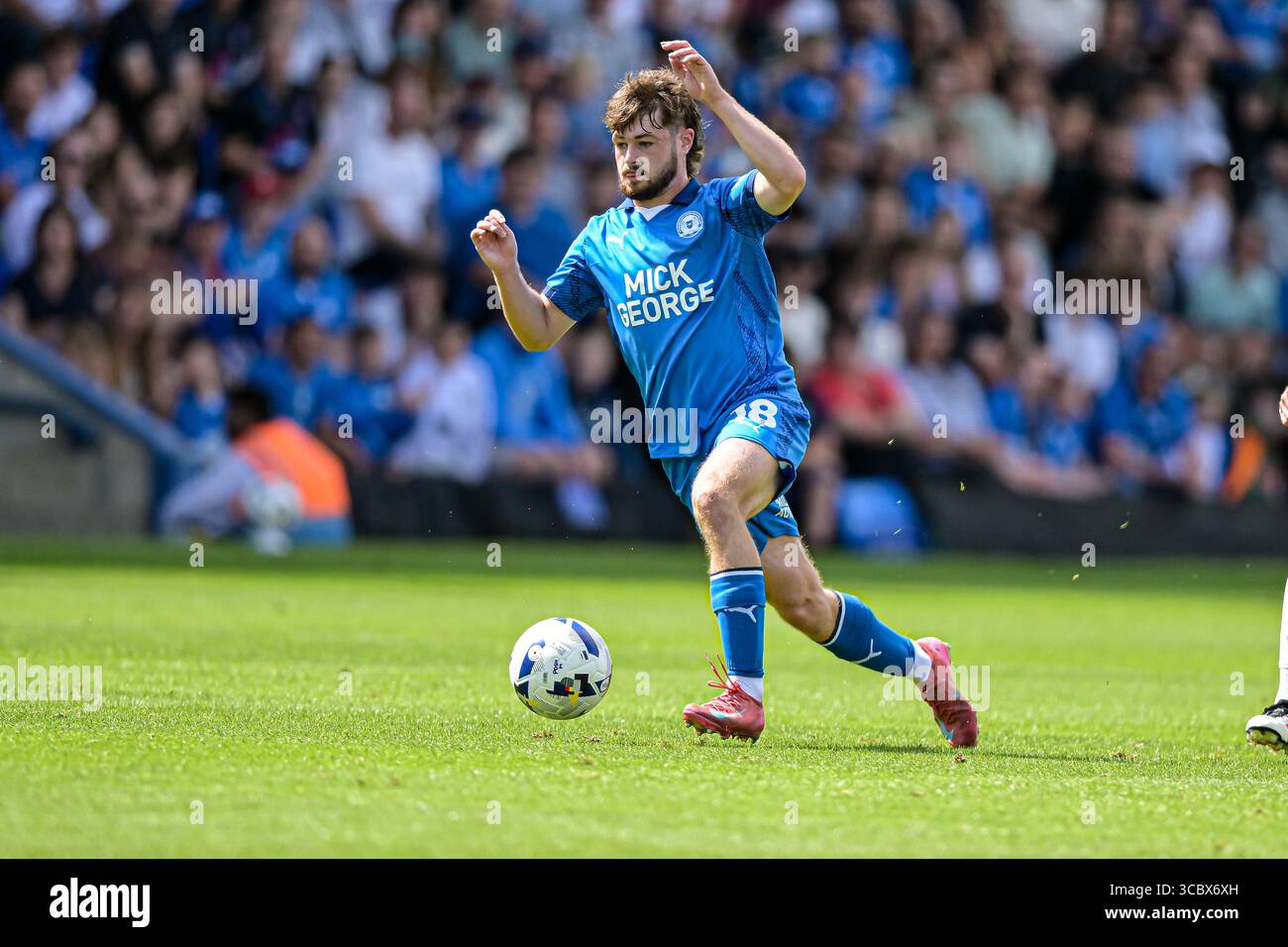 Cian Hayes (18 Peterborough United) va avanti durante la partita di Sky Bet League 1 tra Peterborough e Luton Town a London Road, Peterborough, sabato 9 agosto 2025. (Foto: Kevin Hodgson | mi News) crediti: MI News & Sport /Alamy Live News Foto Stock