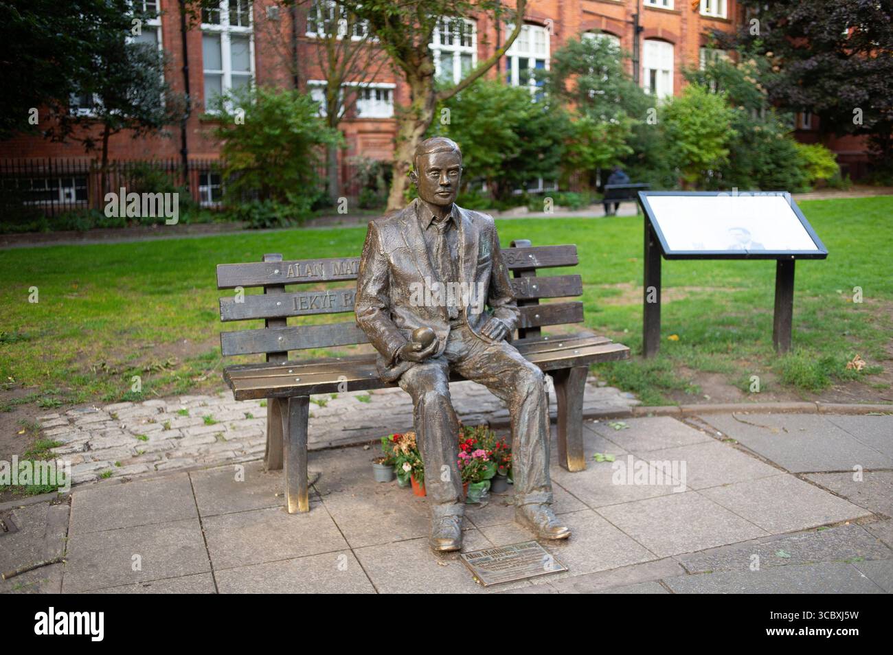 Vista del monumento commemorativo Alan Turing. L'Alan Turing Memorial, situato nei Sackville Gardens di Manchester, 5 agosto 2025, Inghilterra, è una scultura in memo Foto Stock