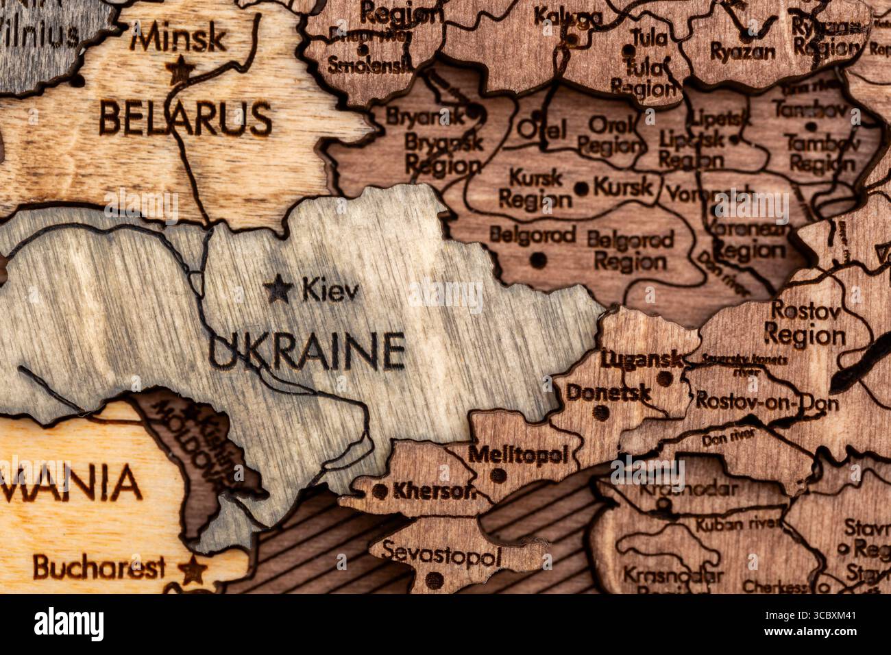 Ucraina Russia concetto di guerra. Mappa amministrativa in legno dell'Ucraina con territori contesi Crimea, Luhansk, Donetsk, Zaporozhye e Kherson regioni Foto Stock