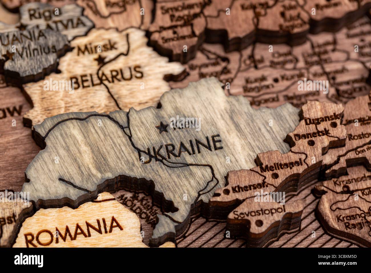 Ucraina Russia concetto di guerra. Mappa amministrativa in legno dell'Ucraina con territori contesi Crimea, Luhansk, Donetsk, Zaporozhye e Kherson regioni Foto Stock