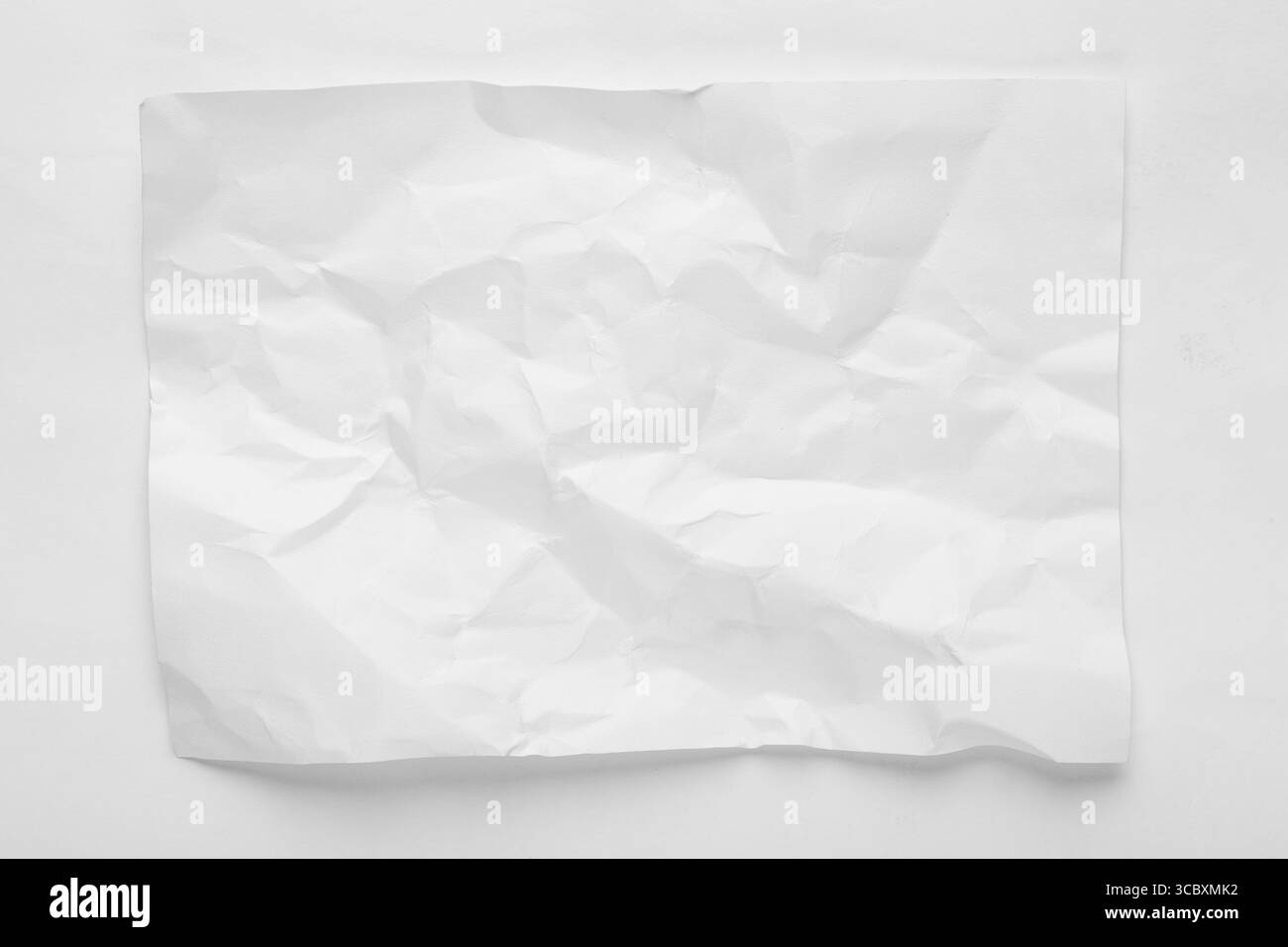 Carta bianca astratta riciclata sgualcita su carta bianca. Sfondo con trama di carta spiegazzata. Foto Stock