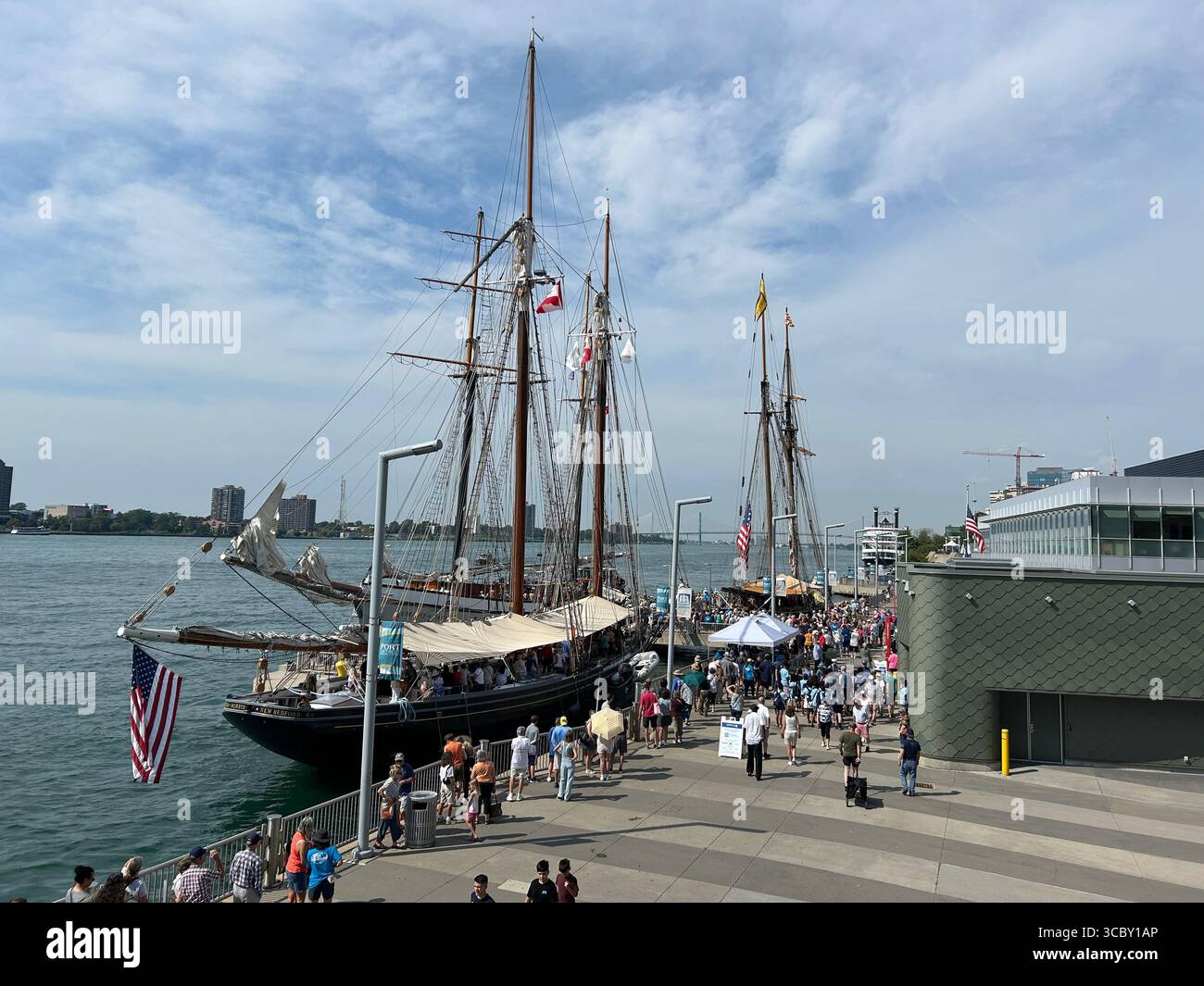 I visitatori hanno la possibilità di vedere le navi alte che attraccano presso l'Autorità Portuale di Detroit nell'agosto del 2025 per la prima volta dopo vent'anni. Foto Stock