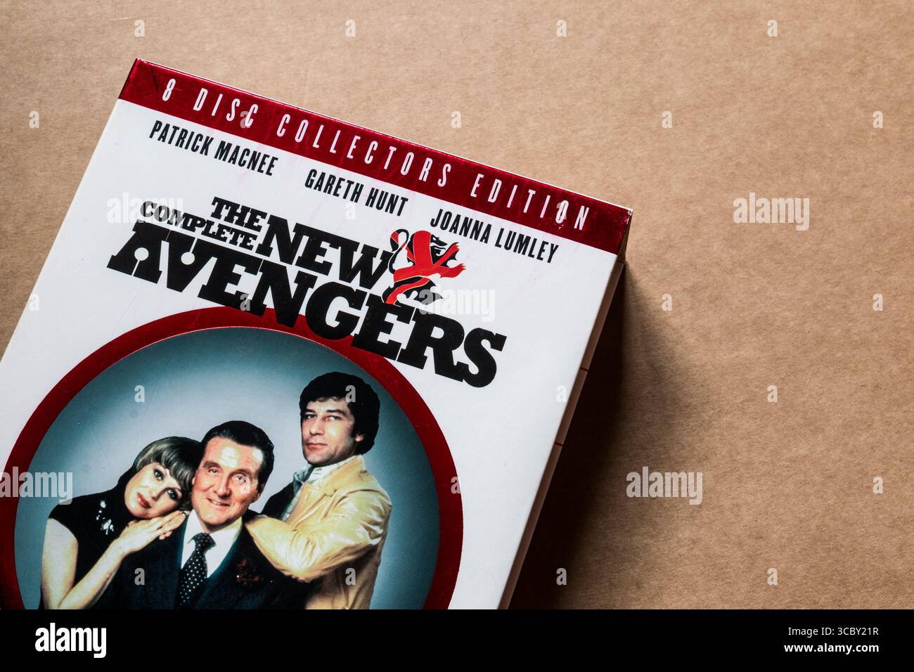Il cofanetto DVD New Avengers 8 Disc Collector Edition con i personaggi principali, isolato su sfondo vuoto Foto Stock
