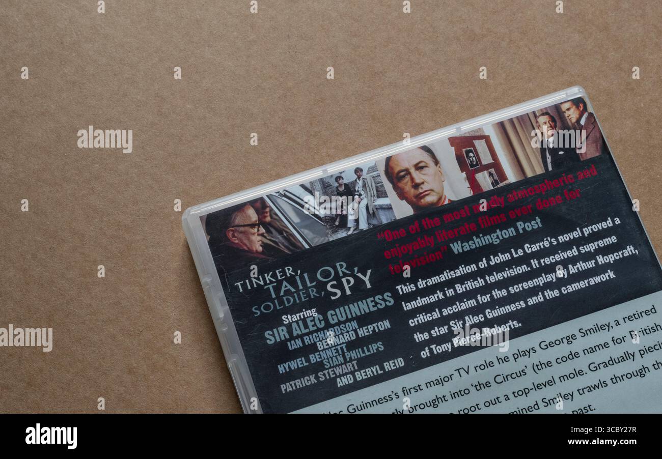 Tinker Tailor Soldier Spy copertina del DVD della BBC con Sir Alec Guinness, isolato su sfondo vuoto Foto Stock