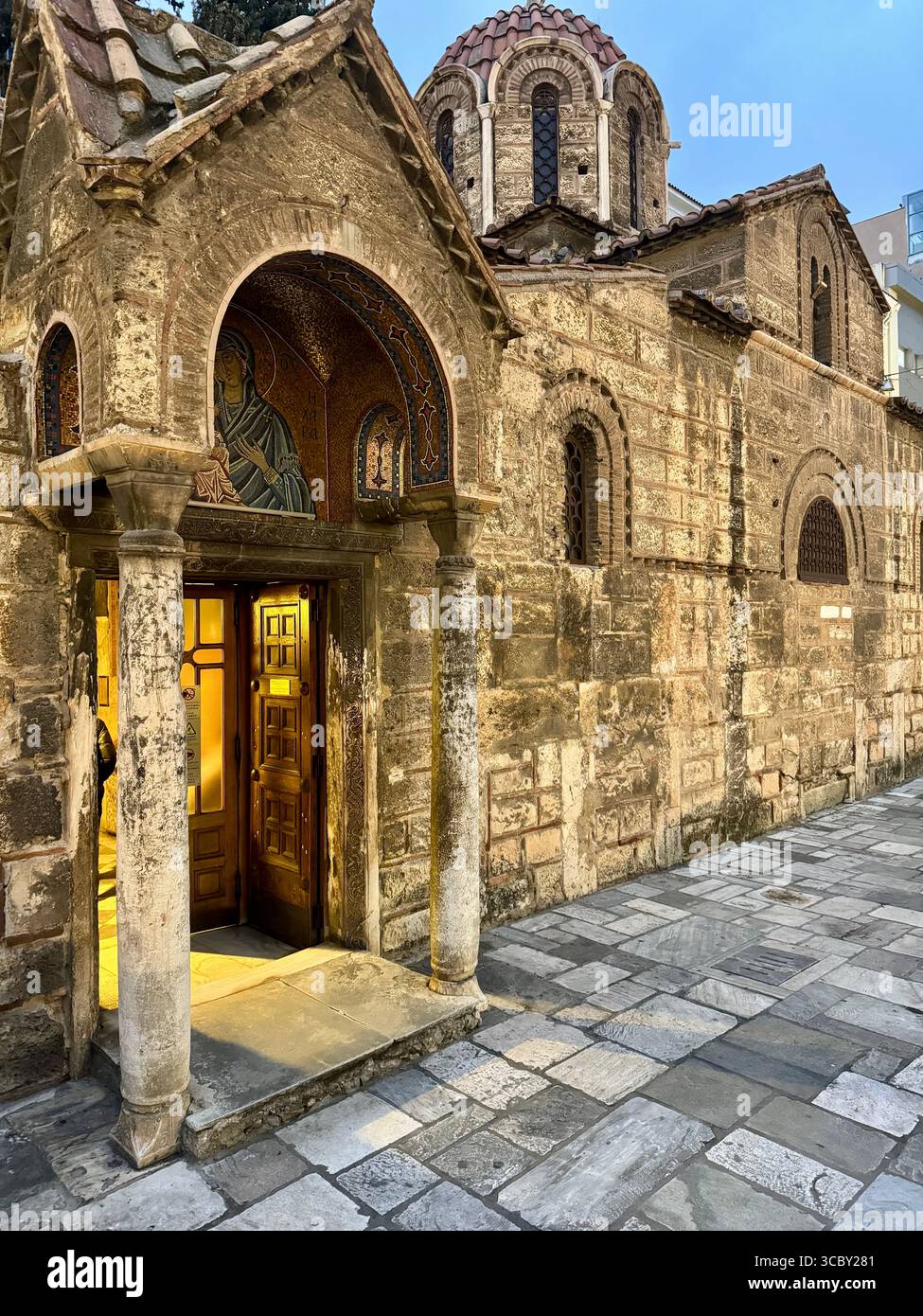 Ingresso alla storica Chiesa di Panagia Kapnikarea, un punto di riferimento bizantino ad Atene, in Grecia. - Immagine stock catturata con smartphone