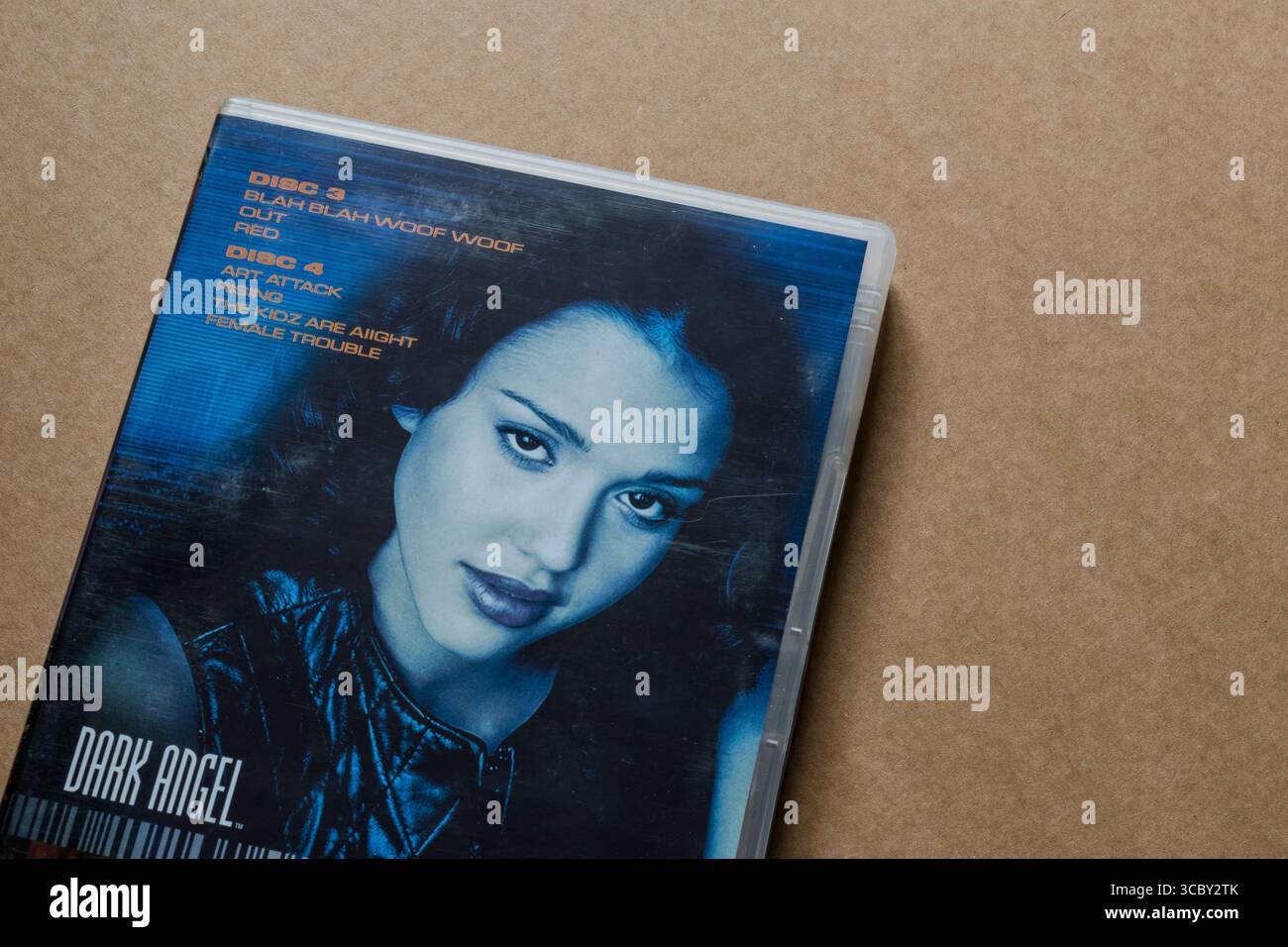 Custodia DVD Dark Angel con Jessica Alba, isolata su sfondo vuoto Foto Stock