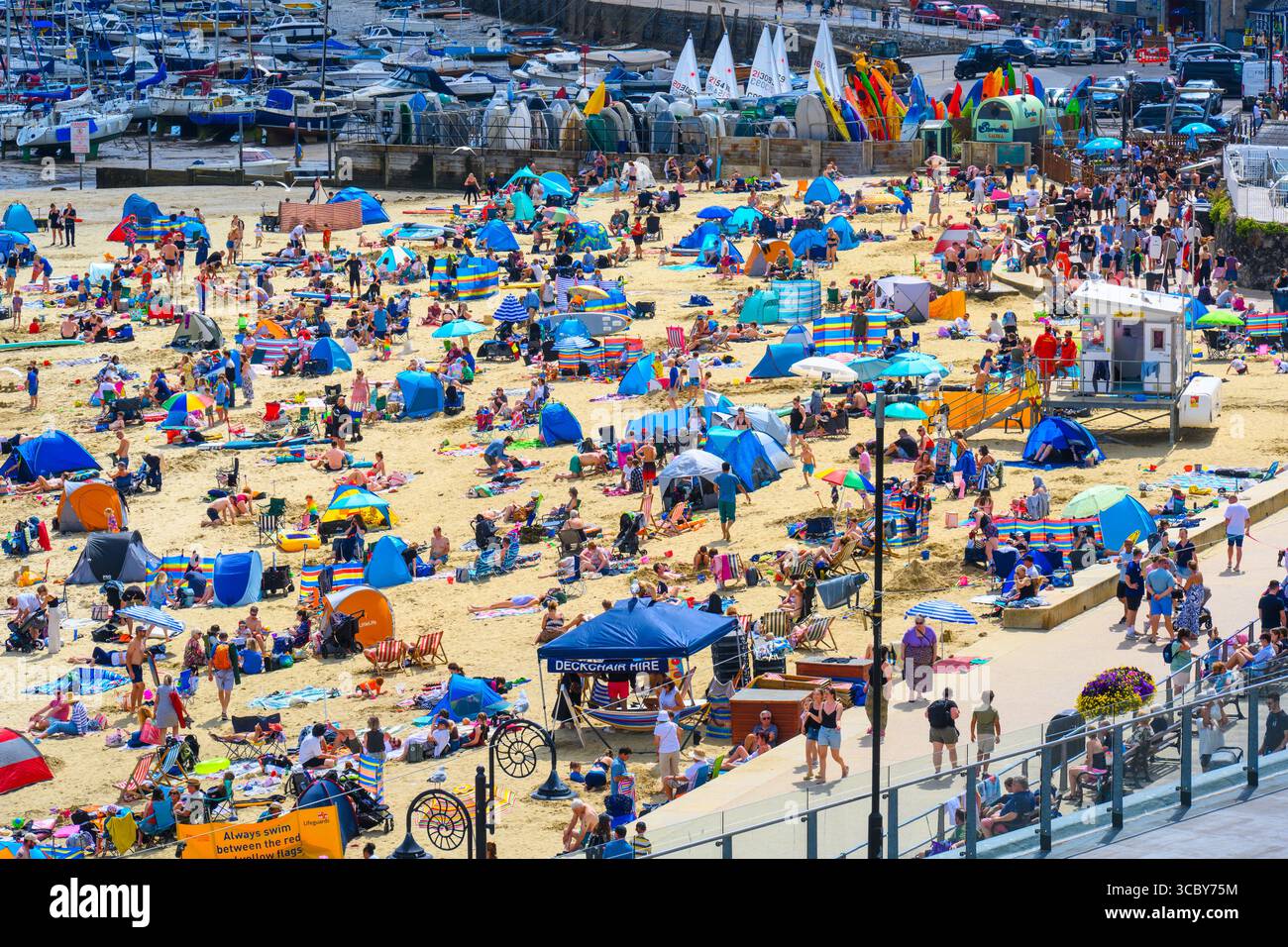 Lyme Regis, Dorset, Regno Unito. 9 agosto 2025. Meteo nel Regno Unito: Folle di turisti e amanti del mare affollano la spiaggia nella località balneare di Lyme Regis per crogiolarsi nel caldo sole ardente durante le vacanze estive scolastiche. Crediti: Celia McMahon/Alamy Live News Foto Stock