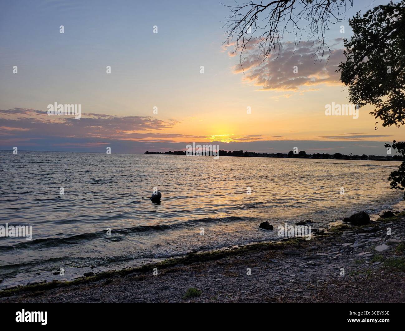 Lago calmo al tramonto Foto Stock