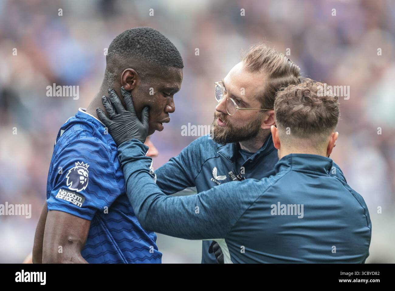 Thierno Barry dell'Everton riceve un controllo di commozione cerebrale durante l'amichevole di pre-stagione Everton vs A.S. Roma all'Hill Dickinson Stadium, Liverpool, Regno Unito, 9 agosto 2025 (foto di Mark Cosgrove/News Images) Foto Stock