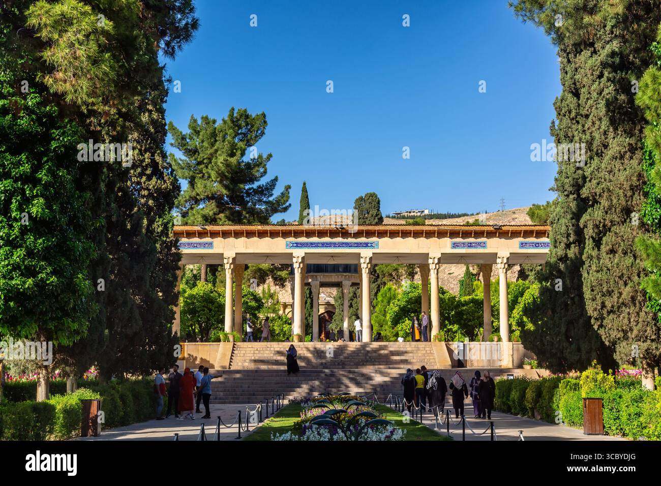 Shiraz, Iran - 1 maggio 2023: Ingresso della Tomba di Hafez nel giardino Musalla, famoso poeta della cultura persiana. Foto Stock