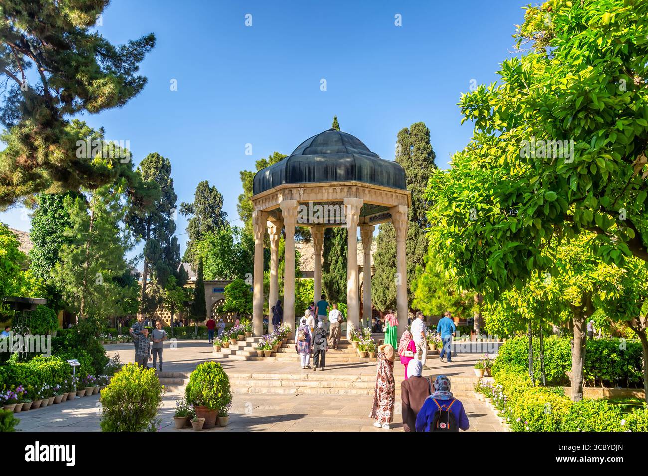 Shiraz, Iran - 1 maggio 2023: Tomba di Hafez nel giardino di Musalla, poeta molto famoso nella cultura persiana. Foto Stock