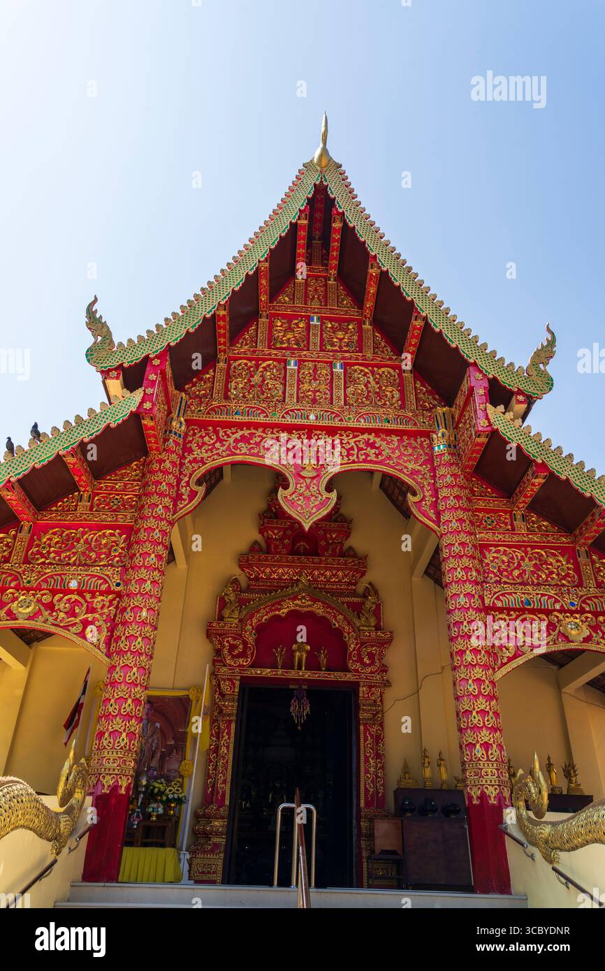 Wat Phra That Doi Chom Thong è un vecchio tempio che è abbastanza semplice a prima vista, nonostante sia uno dei più antichi della città con il suo unico Foto Stock