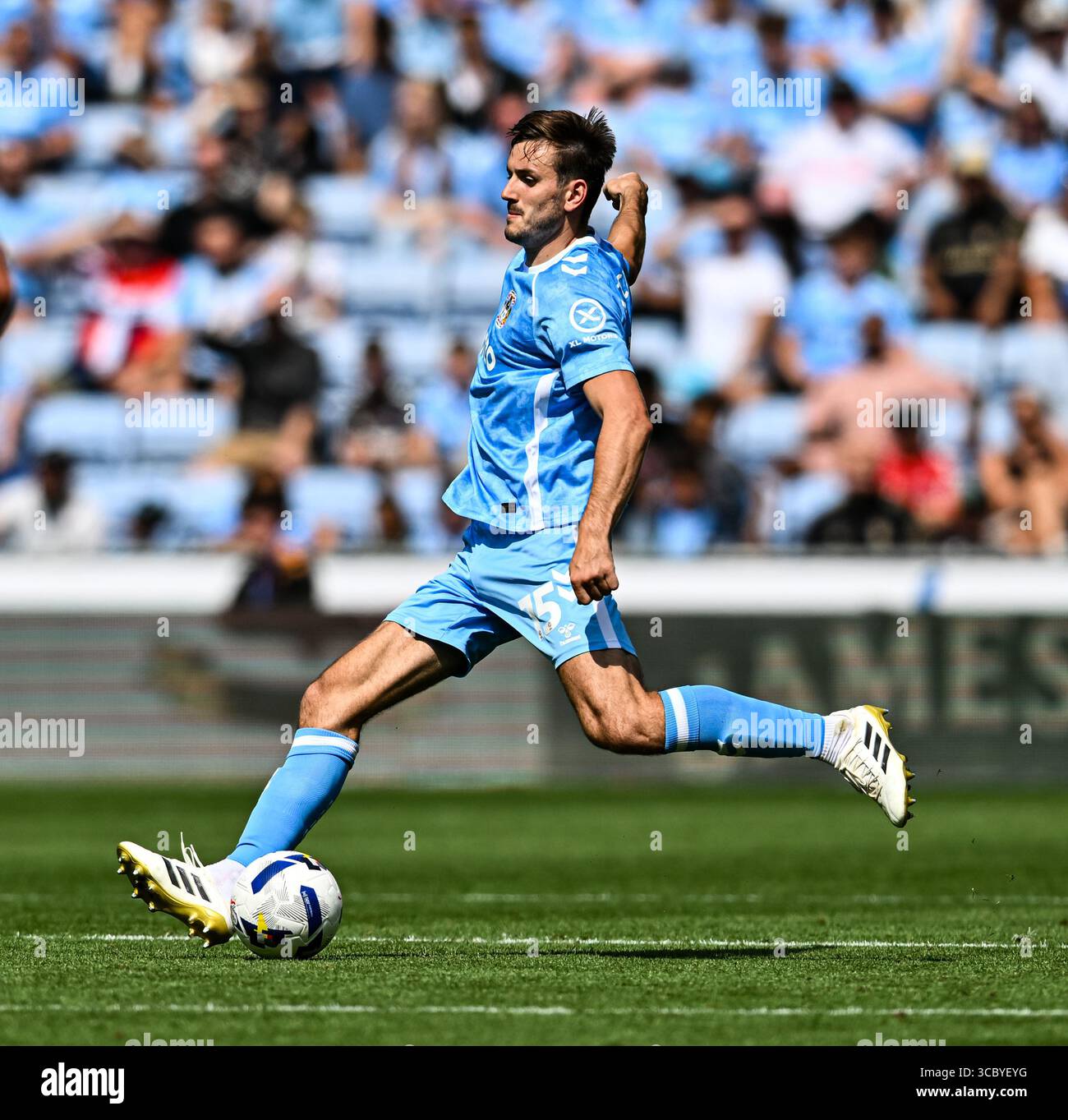 9 agosto 2025; Coventry Building Society Arena, Coventry, Inghilterra; EFL Championship, Coventry City contro Hull City; Liam Kitching di Coventry City sul ballo Foto Stock