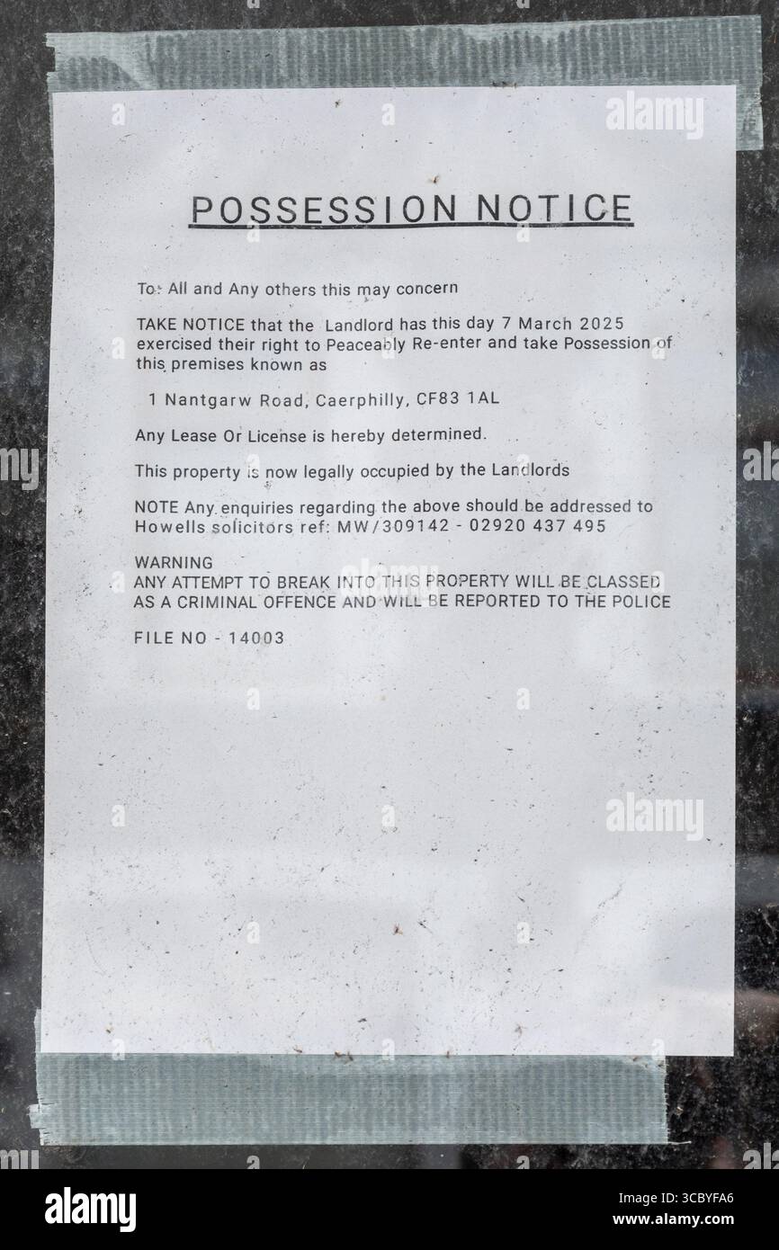 Un avviso di possesso registrato alla porta di un'azienda di ristoranti da asporto in Galles, nel Regno Unito Foto Stock