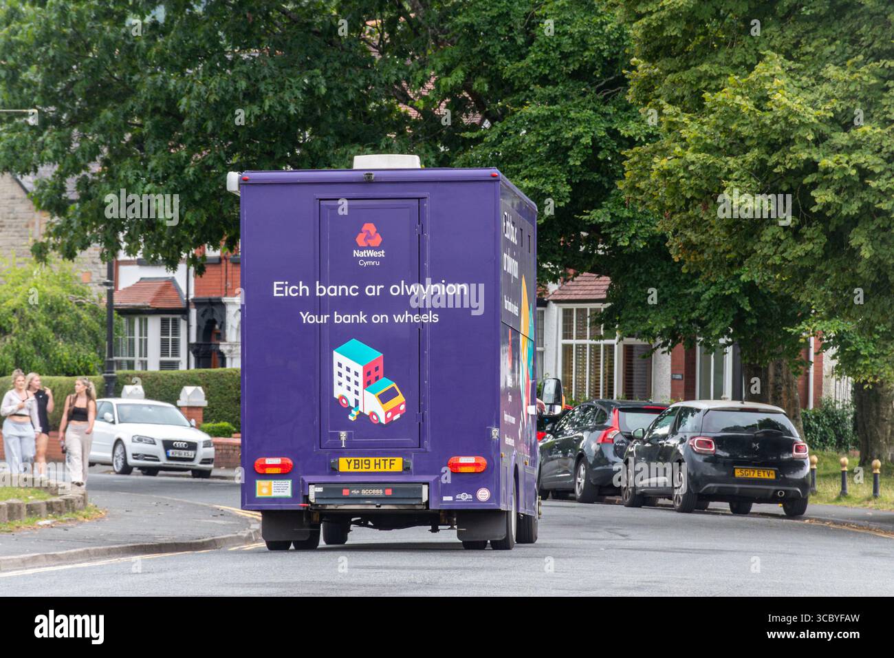 NatWest Cymru van, la tua banca su ruote, la banca mobile che attraversa Caerphilly nel Galles del Sud, Regno Unito Foto Stock