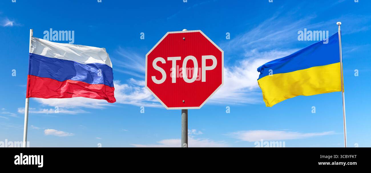 Crisi Russia Ucraina. Segnale di avvertimento rosso per le normative di stop tra le bandiere russe e ucraine contro il cielo blu con le nuvole. Foto Stock