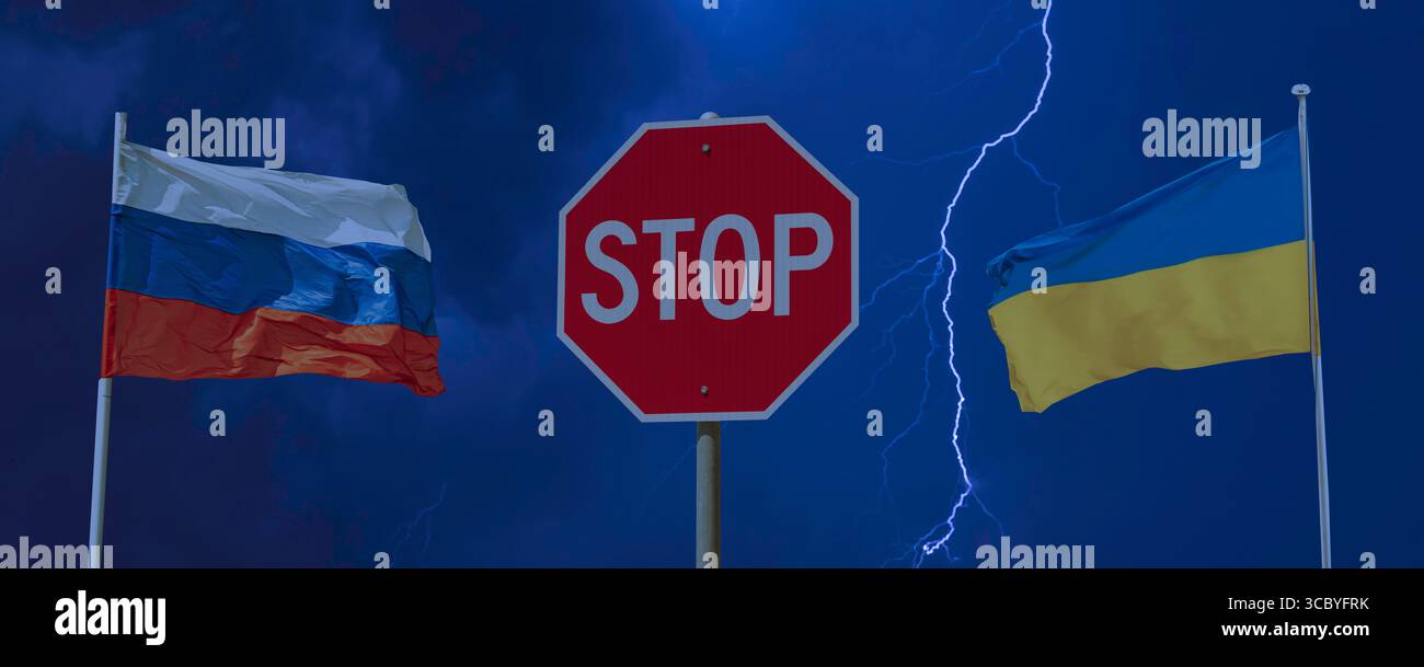 Crisi Russia Ucraina. Segnale di avvertimento rosso per le normative di stop tra le bandiere russe e ucraine che sventolano contro il cielo notturno drammatico con un fulmine. Foto Stock