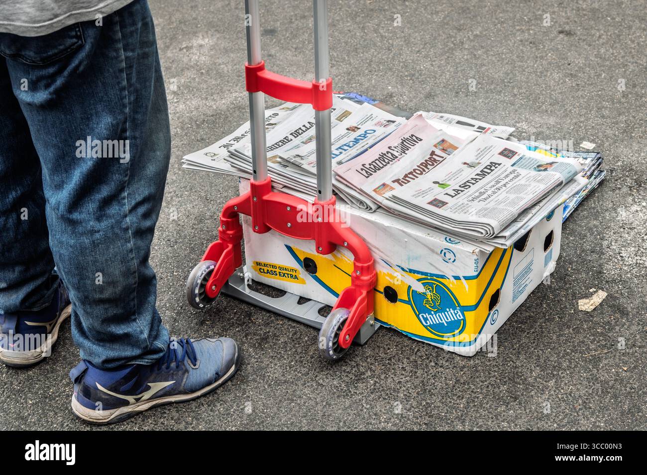 Giornali italiani venduti per strada Foto Stock