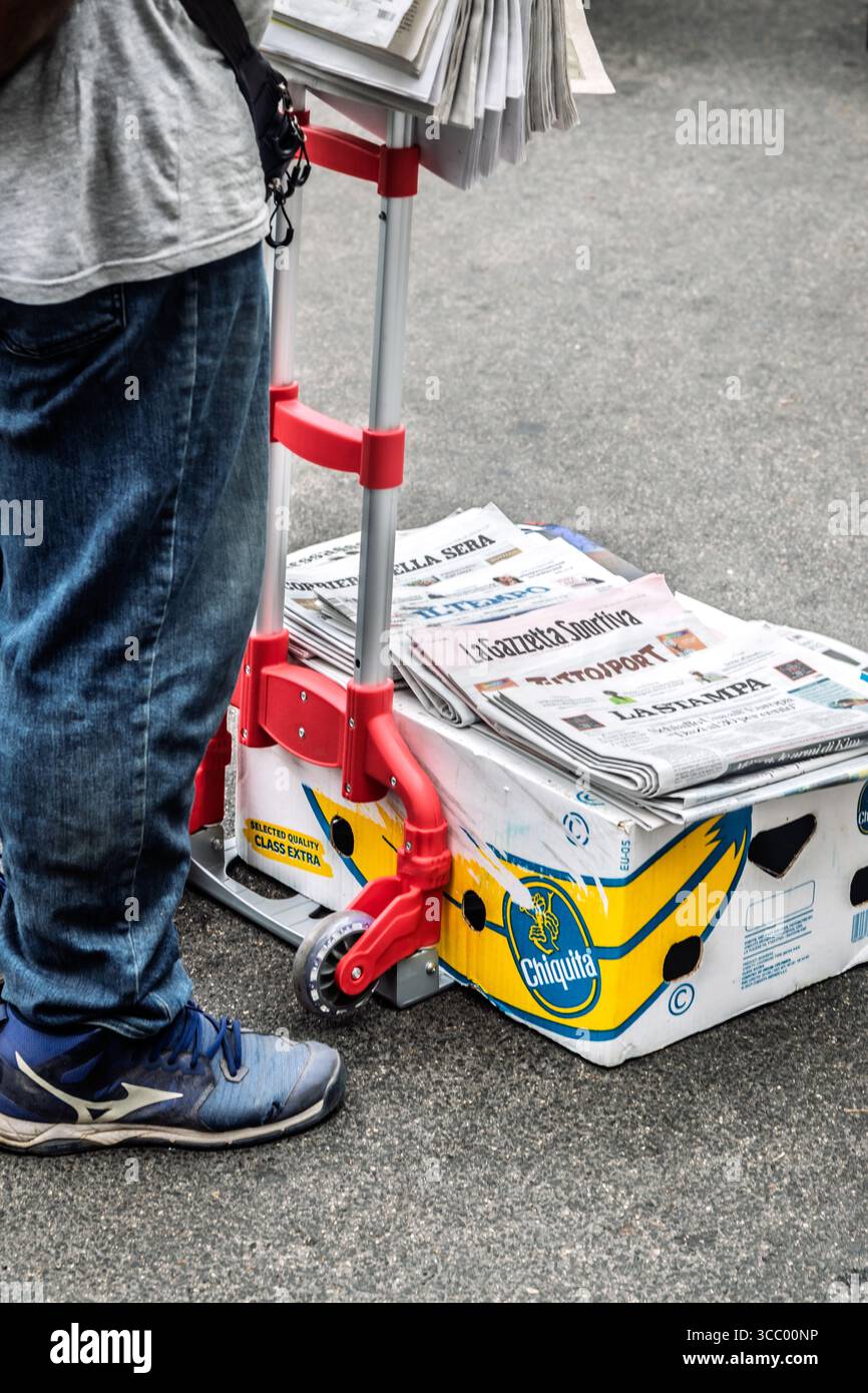 Giornali italiani venduti per strada Foto Stock