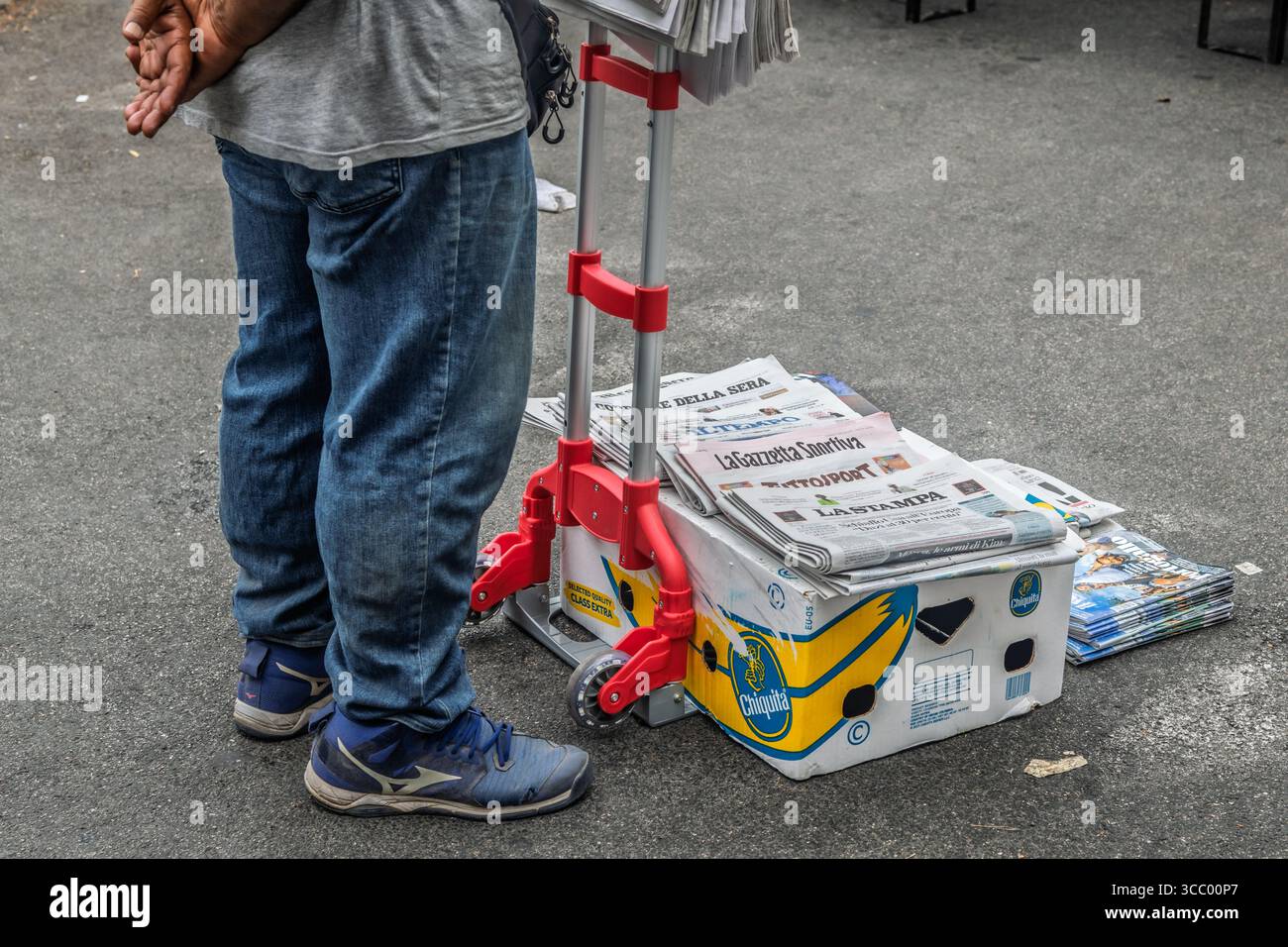 Giornali italiani venduti per strada Foto Stock
