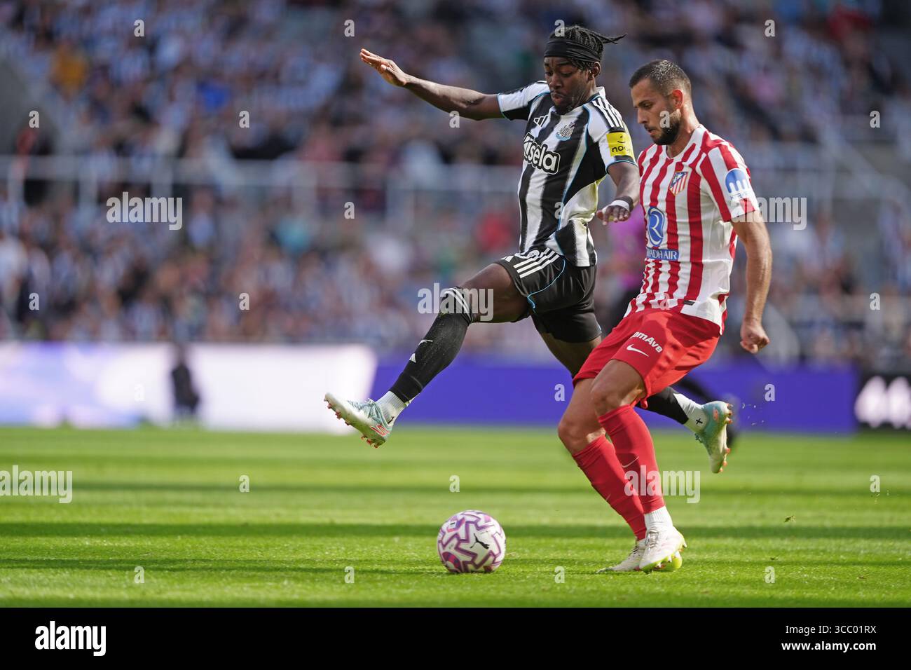 Anthony Elanga (a sinistra) del Newcastle United e David Hancko dell'Atletico Madrid si battono per il pallone durante una partita maschile di Sela Cup al St. James' Park, Newcastle. Data foto: Sabato 9 agosto 2025. Foto Stock