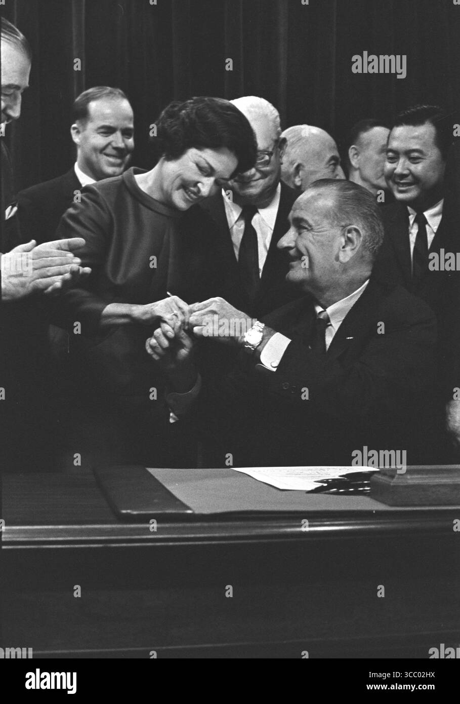 Lady Bird Johnson alla firma dell'Highway Beautification Act. Johnson Library Serial Number - "786-8". "Questa immagine è di dominio pubblico e può essere utilizzata gratuitamente senza autorizzazioni o costi." Foto Stock