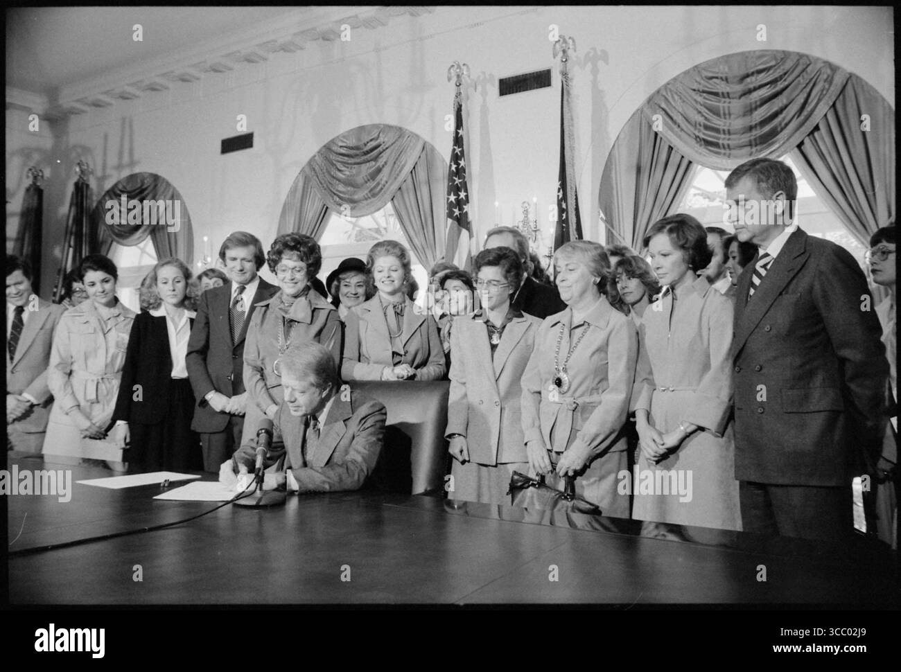 Didascalia originale: Fotografia di Jimmy Carter che firma Extension of Equal Rights Amendment (ERA) ratification, 10/20/1978 U.S. National Archives' Local Identifier: From:file Unit: Jimmy Carter - Meeting with Irvine Sprague; Foto Stock