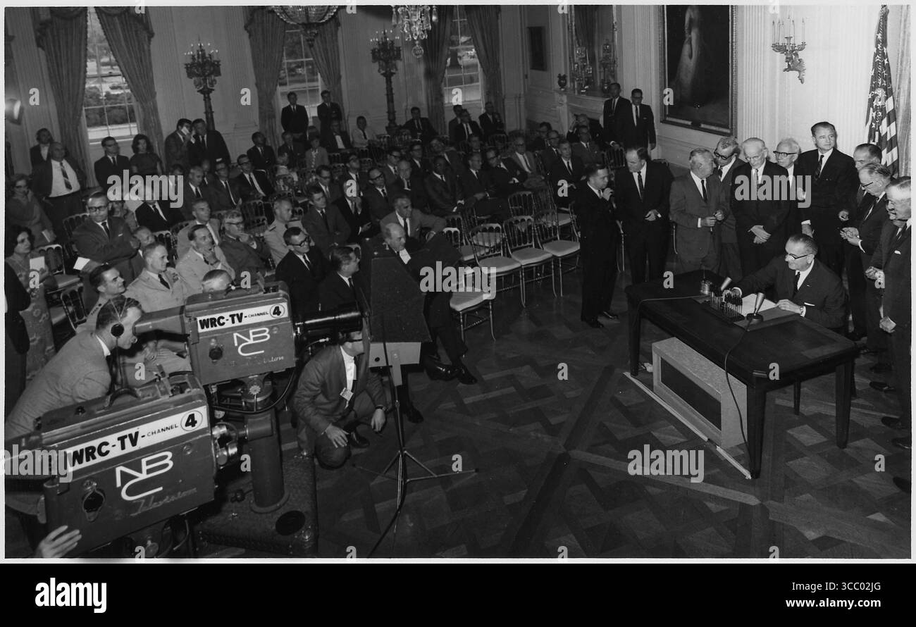 Ambito e contenuto: Posizione: White House East Room. Raffigurata: Presidente Lyndon B. Johnson, ospiti. Foto Stock