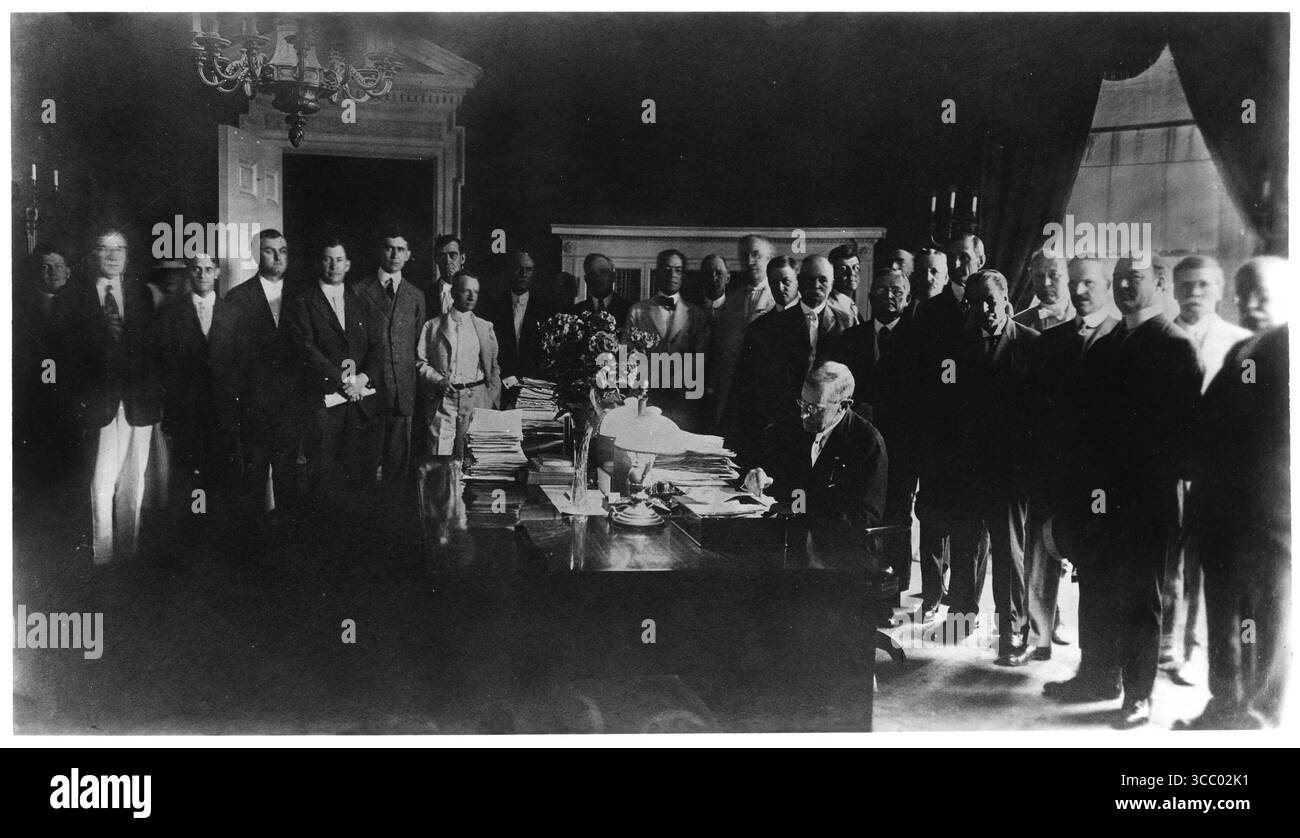 Il presidente Woodrow Wilson firma il Federal Farm Loan Act 1916 Foto Stock