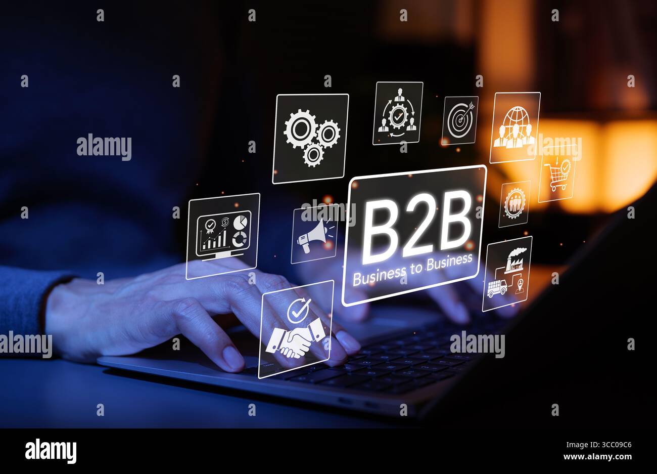 Concetto di marketing B2B. Business-to-Business, uomo d'affari che utilizza notebook con icone di marketing B2B, simboleggiando la comunicazione tra aziende e aziende, Foto Stock