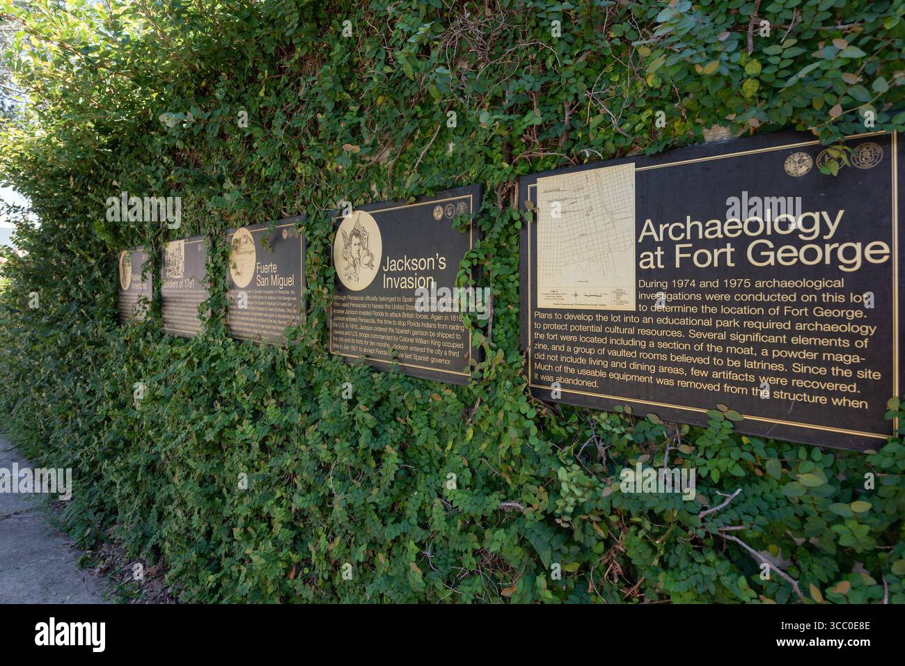 Fila di testimonianze storiche a Fort George a Pensacola, Florida, che illustrano la storia militare, l'archeologia e il patrimonio culturale. Foto Stock