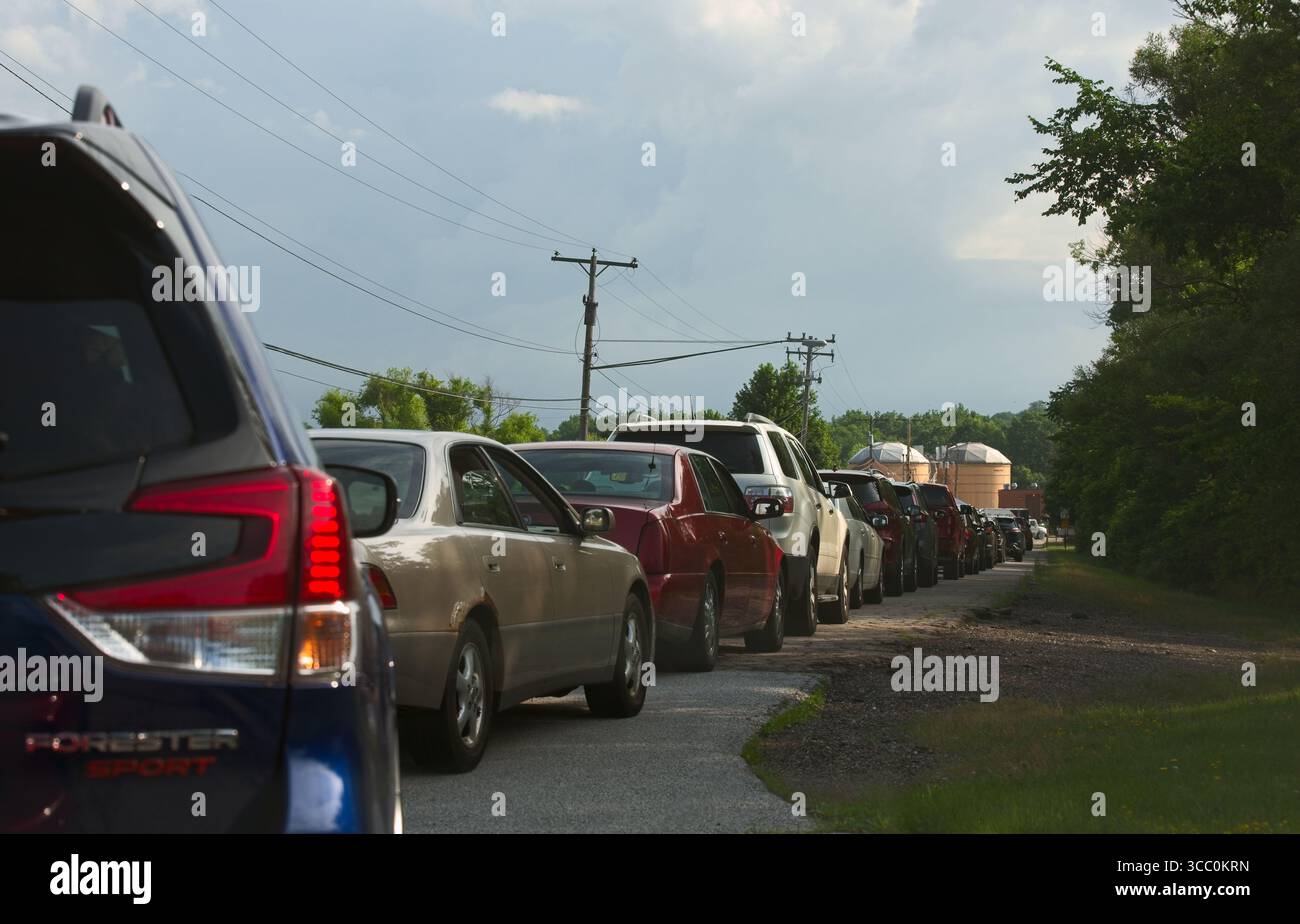 Una lunga fila di veicoli attende l'ingresso a un evento della comunità in una mattinata sopraffatta a Twinsburg, Ohio Foto Stock