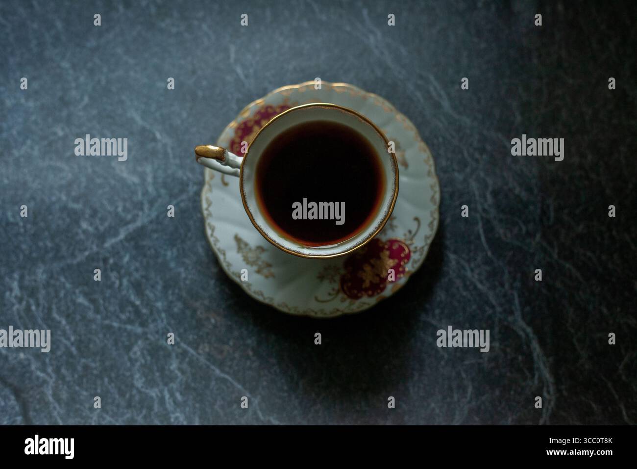 Tazza di caffè in una bella tazza con piattino Foto Stock