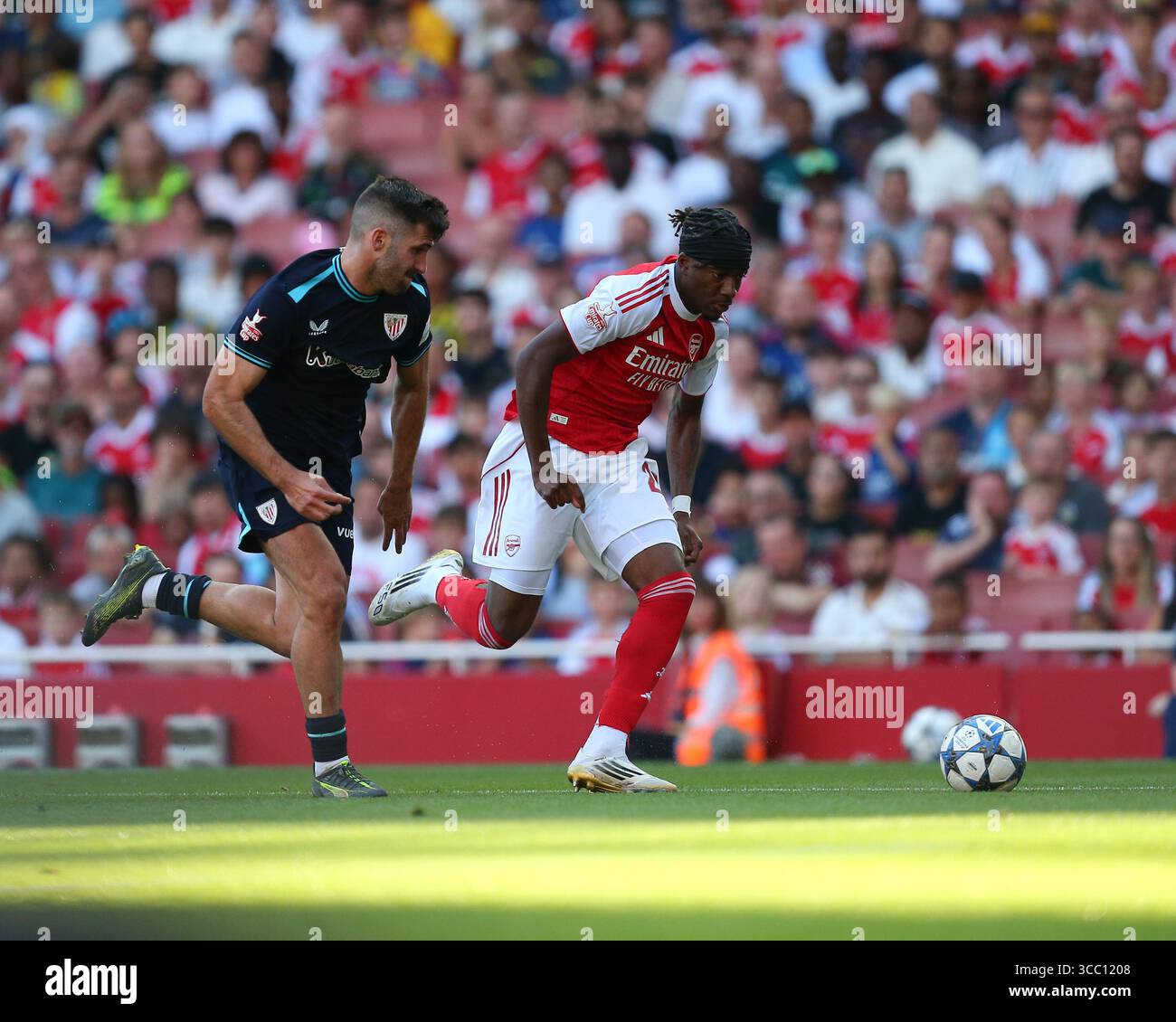 Londra, Regno Unito. 09 agosto 2025. Londra, Inghilterra, 09 agosto 2025: Noni Madueke (20 Arsenal) in gara contro Jesus Areso (37 Athletic Club) durante la gara della Emirates Cup tra Arsenal e Athletic Club all'Emirates Stadium di Londra, Inghilterra. (Jay Patel/SPP) credito: SPP Sport Press Photo. /Alamy Live News Foto Stock