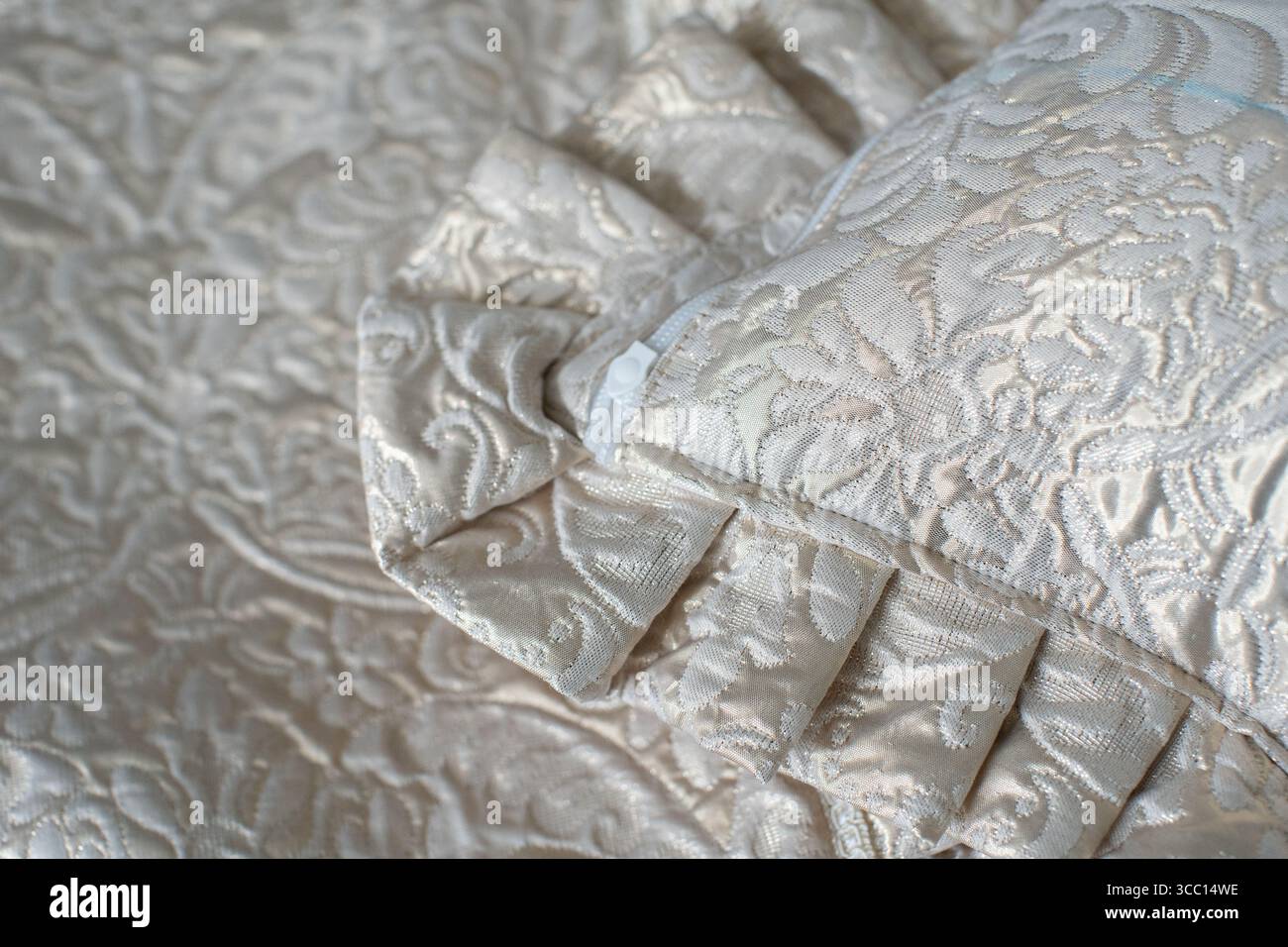 Un accattivante ed elegante primo piano di tessuto testurizzato caratterizzato da uno splendido design con volant Foto Stock