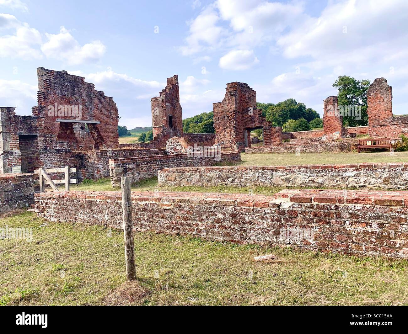 Bradgate Park Newtown Linford Leicester Inghilterra colline, storia della fauna selvatica Regno Unito Leicestershire boschi paesaggio boschivo rocce rocciose paesaggi suggestivi - Immagine stock catturata con smartphone