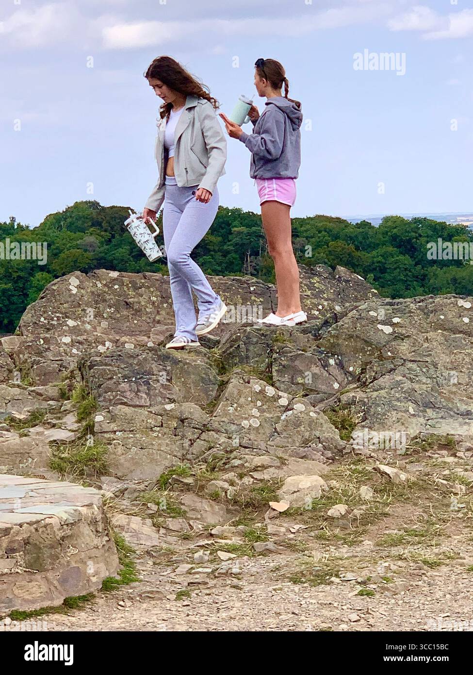 Bradgate Park Newtown Linford Leicester Inghilterra colline, storia della fauna selvatica Regno Unito Leicestershire boschi paesaggio boschivo rocce rocciose paesaggi suggestivi - Immagine stock catturata con smartphone