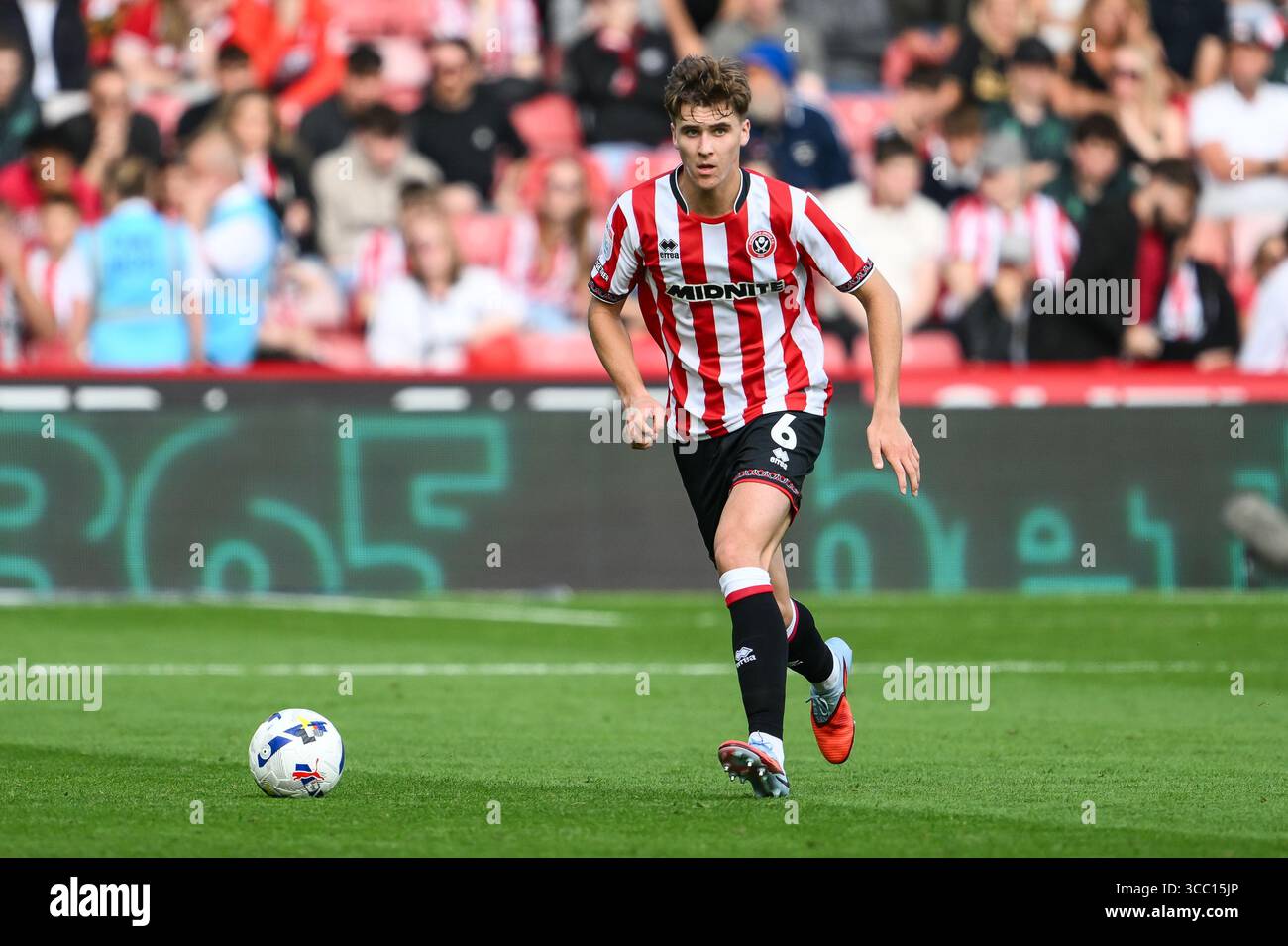 Sheffield, Regno Unito. 9 agosto 2025. Tyler Bindon dello Sheffield United fa una pausa con la palla durante il match tra Sheffield United e Bristol City Sky Bet Championship a Bramall Lane, Sheffield. Il credito per immagini dovrebbe essere: Craig Thomas/Sportimage Credit: Sportimage Ltd/Alamy Live News Foto Stock