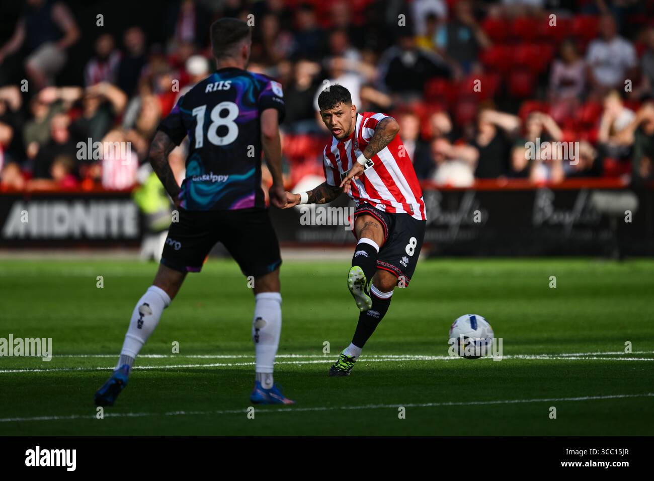 Sheffield, Regno Unito. 9 agosto 2025. Gustavo Hamer dello Sheffield United passa la palla durante il match tra Sheffield United e Bristol City Sky Bet Championship a Bramall Lane, Sheffield. Il credito per immagini dovrebbe essere: Craig Thomas/Sportimage Credit: Sportimage Ltd/Alamy Live News Foto Stock