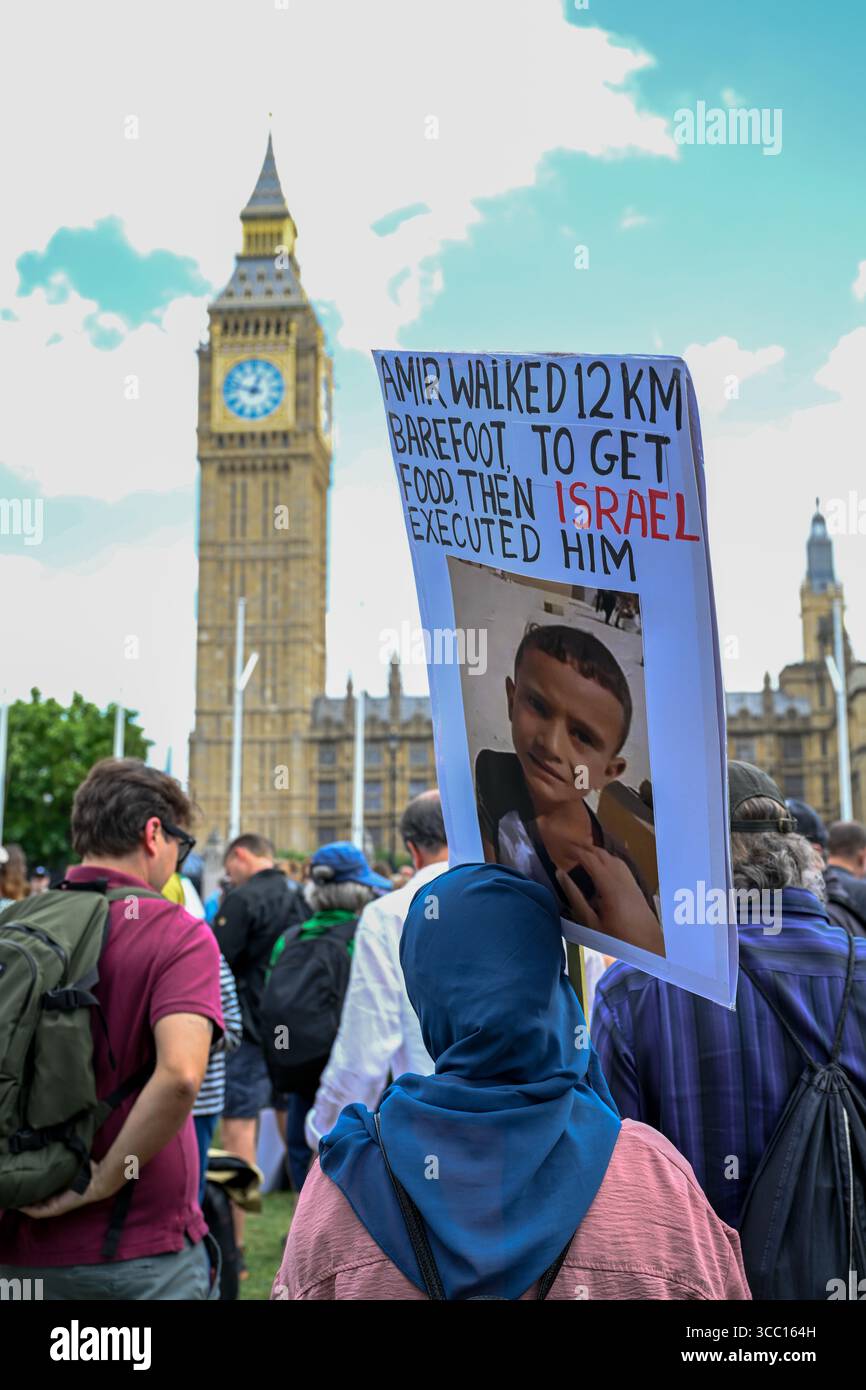 Londra, Regno Unito, 9 agosto 2025: La polizia arresta centinaia di sostenitori del gruppo terriorista proclamato Palestine Action a Parliament Square, Monkey Butler Images / Alamy Live News Foto Stock