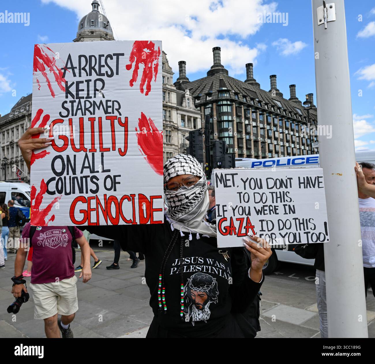 Londra, Regno Unito, 9 agosto 2025: La polizia arresta centinaia di sostenitori del gruppo terriorista proclamato Palestine Action a Parliament Square, Monkey Butler Images / Alamy Live News Foto Stock
