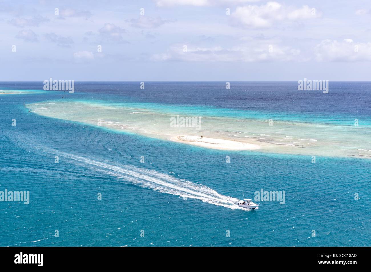 Un motoscafo attraversa Oranjestad Key, al largo della costa di Oranjestad, Aruba. Foto Stock